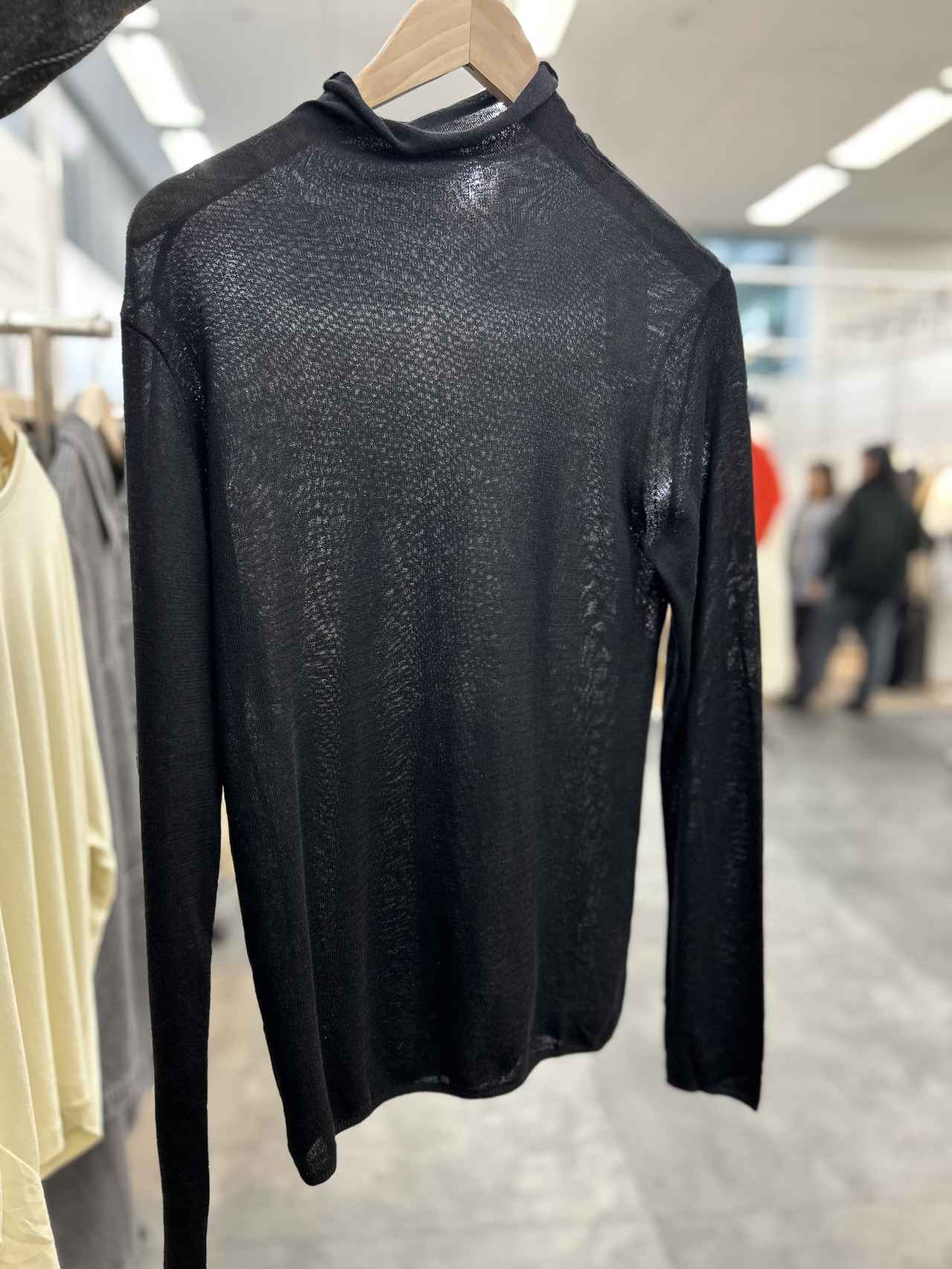 画像: 【無印良品】婦人 なめらか天竺編みシアーハイネックセーター¥2,990 www.muji.com