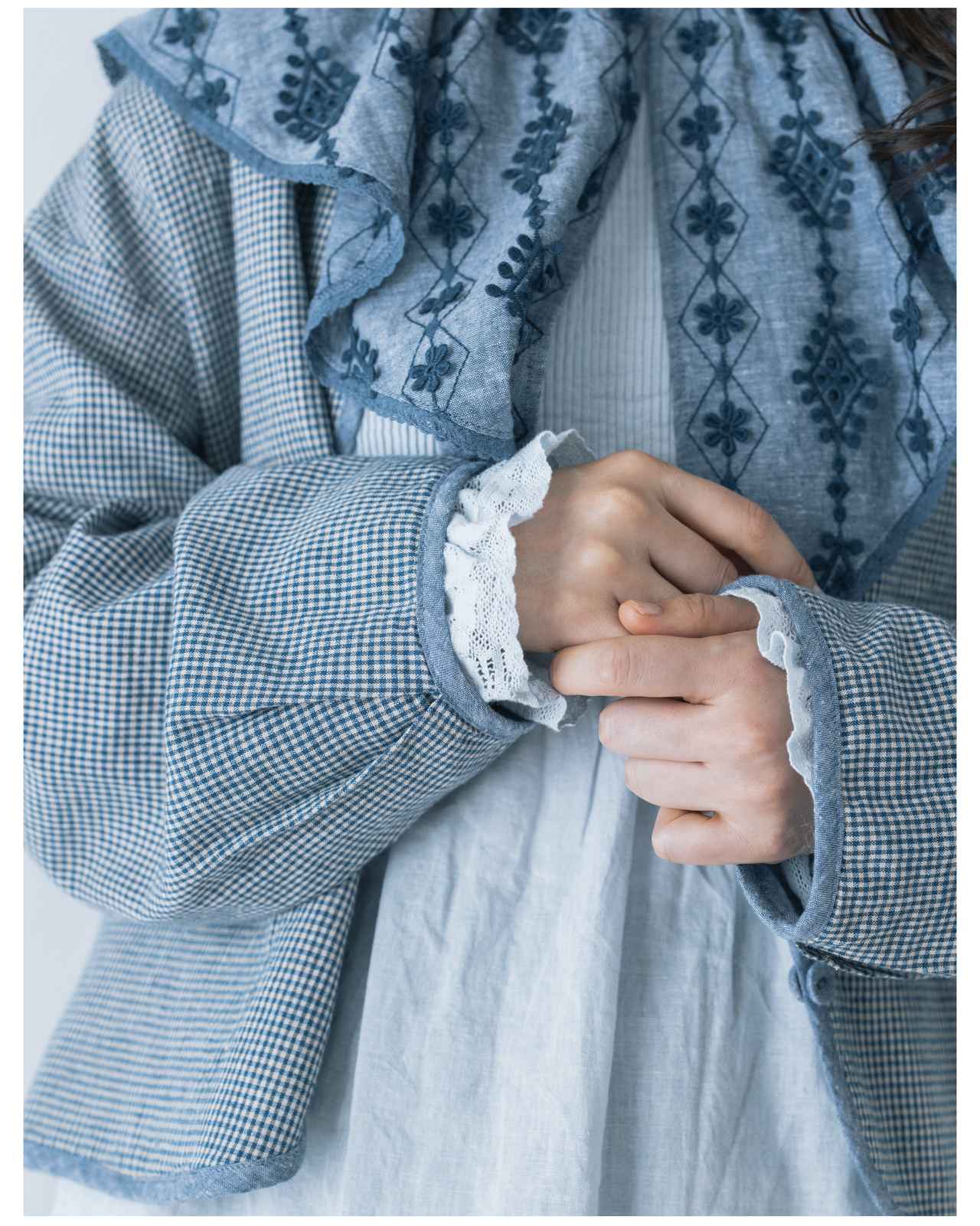 画像: 【サマンサ モスモス】リバーシブルジャケット¥13,200、袖レース前後着ブラウス¥10,450 www.canshop.jp