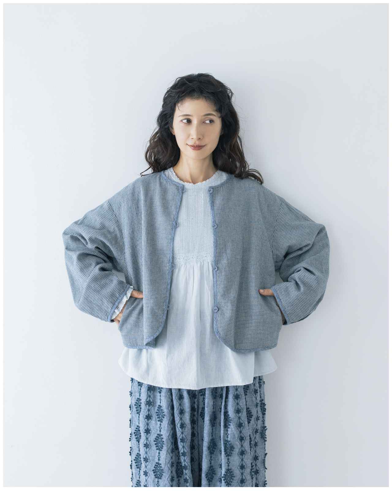 画像2: 【サマンサ モスモス】リバーシブルジャケット¥13,200、袖レース前後着ブラウス¥10,450、3D刺しゅうパンツ¥12,650 www.canshop.jp