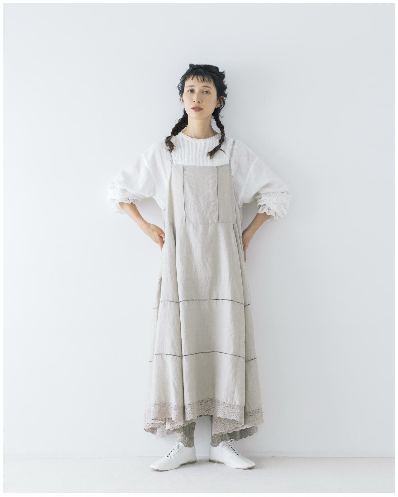 画像2: 【サマンサ モスモス】前後着キャミワンピース¥16,500、袖レース前後着ブラウス¥10,450 www.canshop.jp