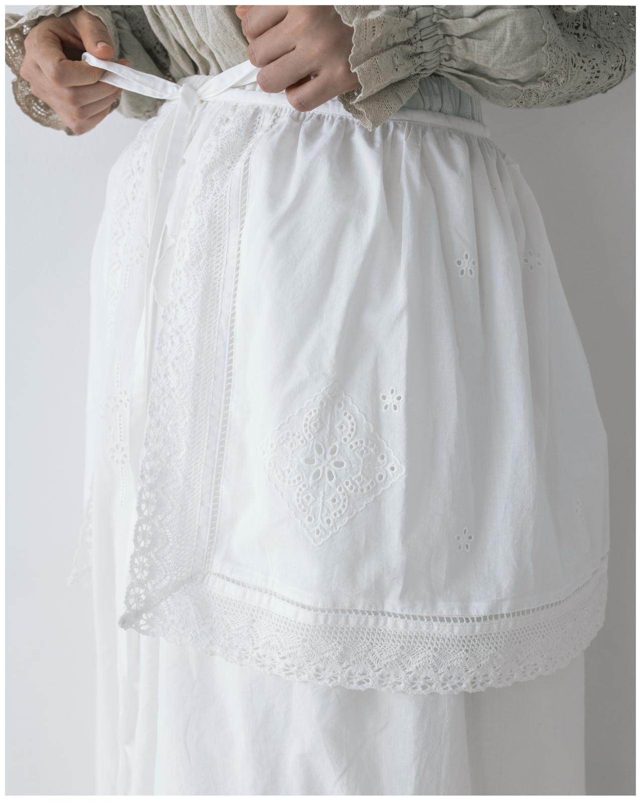 画像2: 【サマンサ モスモス】エプロンスカート¥10,450、袖レース前後着ブラウス¥10,450 www.canshop.jp