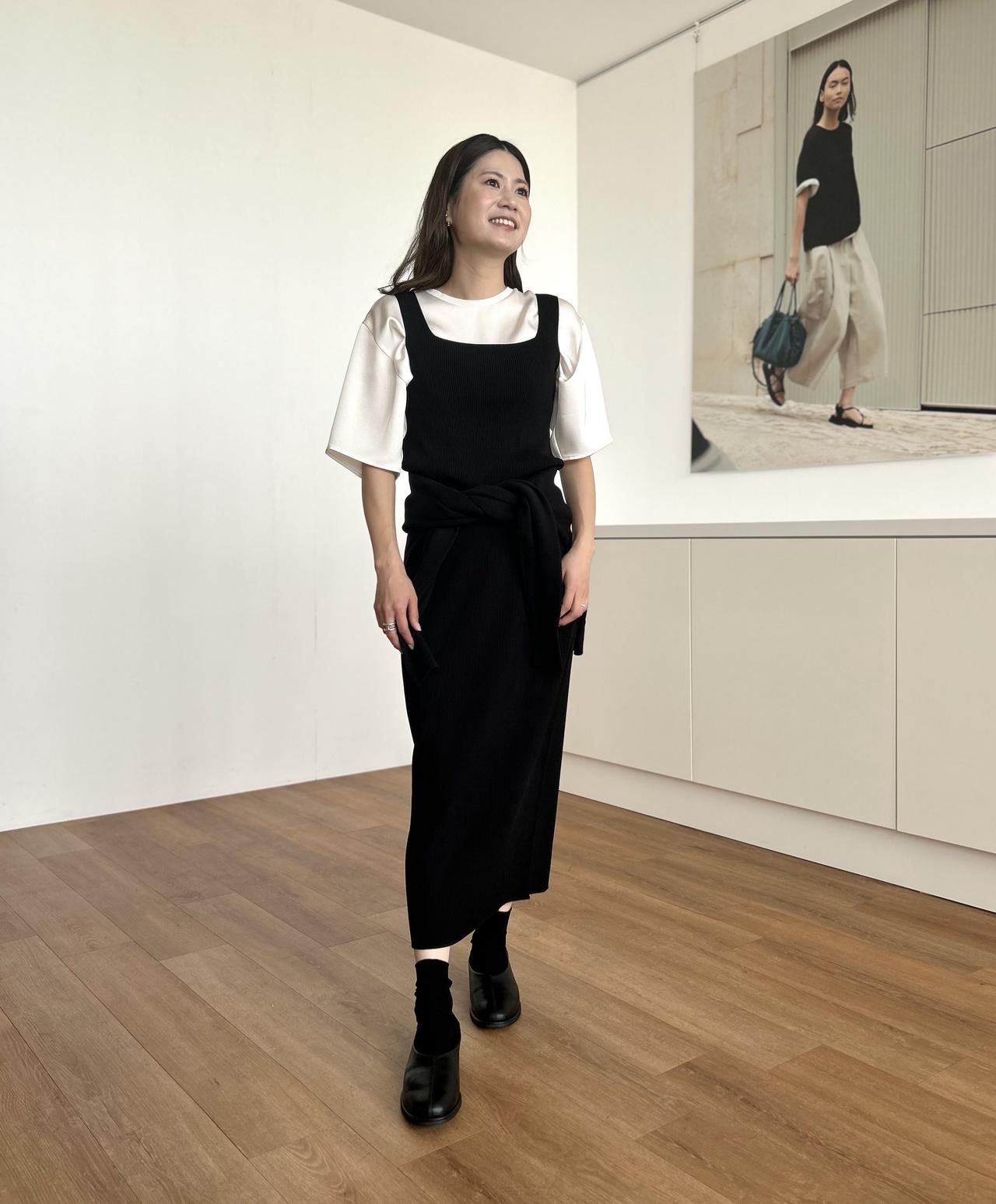 画像: 【UNIQLO：C】3Dリブスクエアネックセーターノースリーブ（Mサイズ着用）¥2,990 ※一部店舗にて発売、サテンオーバーサイズショートブラウス/5分袖（Mサイズ着用）¥2,990 ※一部店舗にて発売、ウォッシャブルミラノリブスカート¥3,990 ※一部店舗にて発売、スムースコットンクルーネックセーター¥3,990、スクエアフラットシューズ¥3,990 　※太田さんの身長：159cm www.uniqlo.com