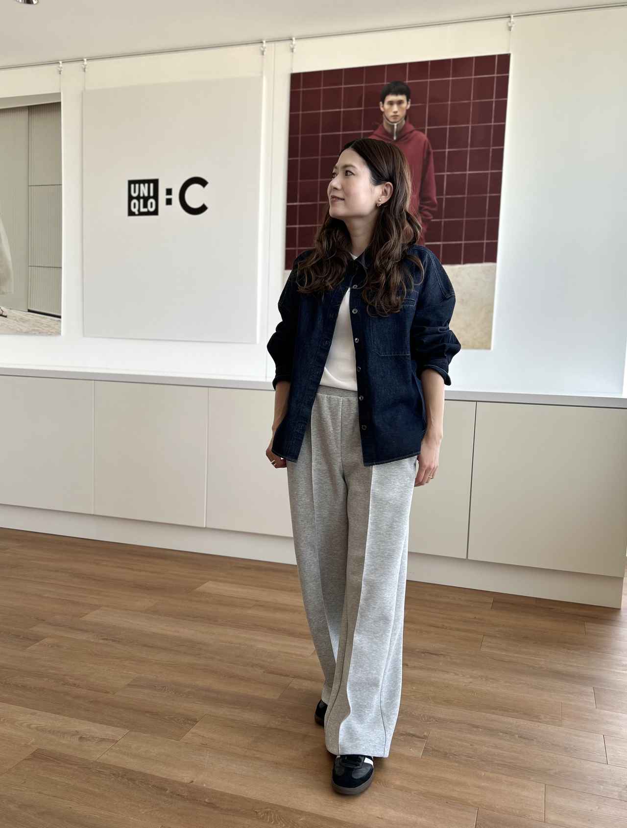 画像: 【UNIQLO：C】スウェットストレートパンツ（Mサイズ着用）¥3,990、デニムリラックスシャツ（Mサイズ着用）¥4,990 ※一部店舗にて発売、ジャケットボクシーニットT（Mサイズ着用）¥2,990　※太田さんの身長：159cm www.uniqlo.com