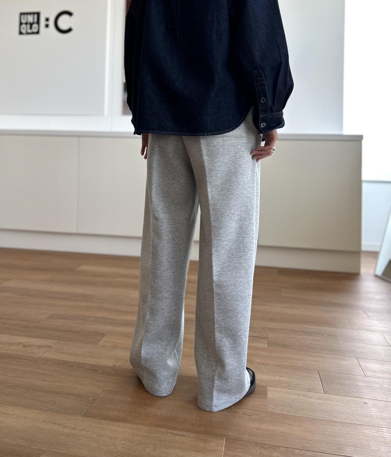 画像: 【UNIQLO：C】スウェットストレートパンツ（Mサイズ着用）¥3,990、デニムリラックスシャツ（Mサイズ着用）¥4,990 ※一部店舗にて発売 www.uniqlo.com