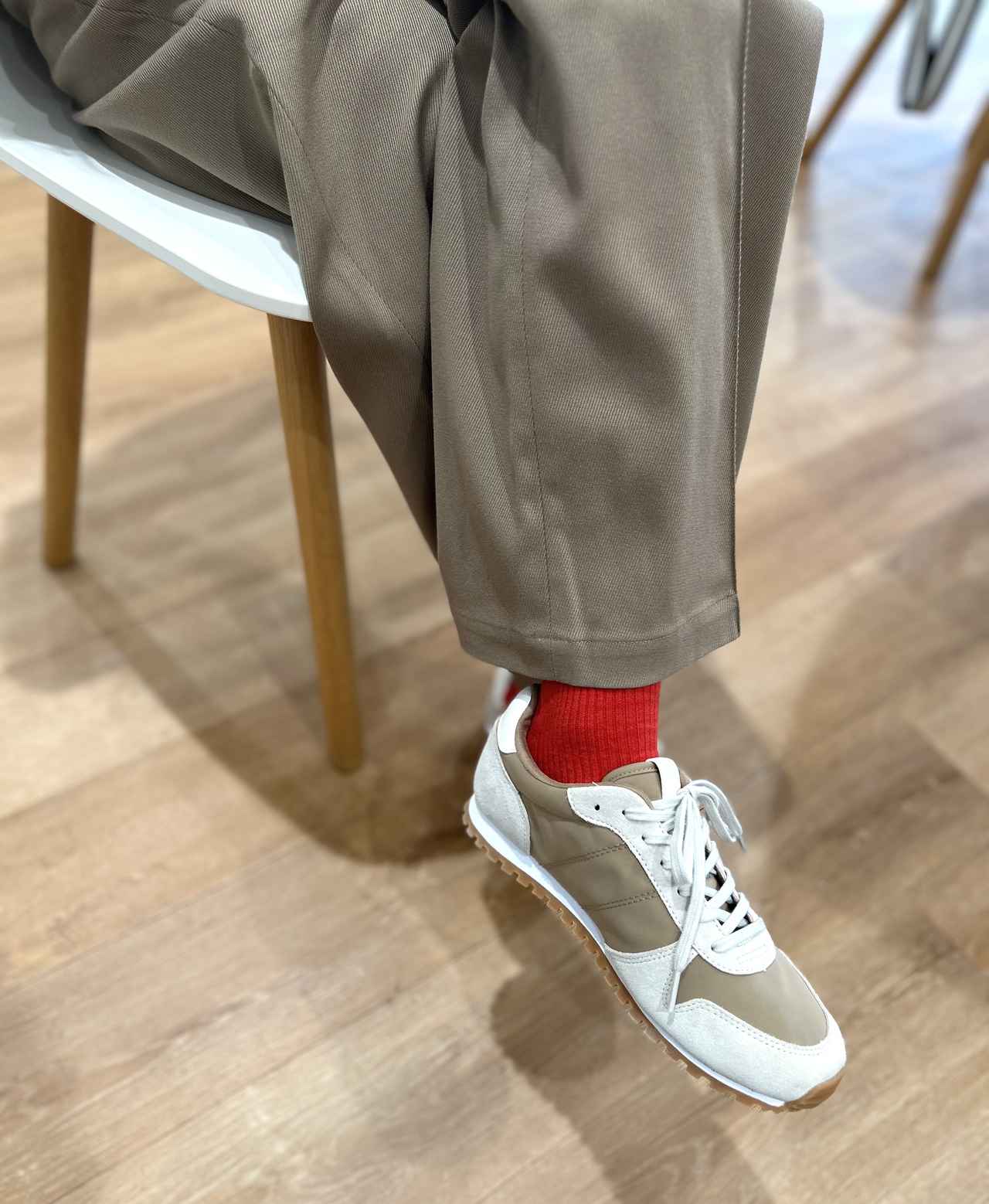 画像: 【UNIQLO：C】イージーワイドパンツ（Mサイズ着用）¥4,990、コンビネーションスニーカー¥4,990 www.uniqlo.com