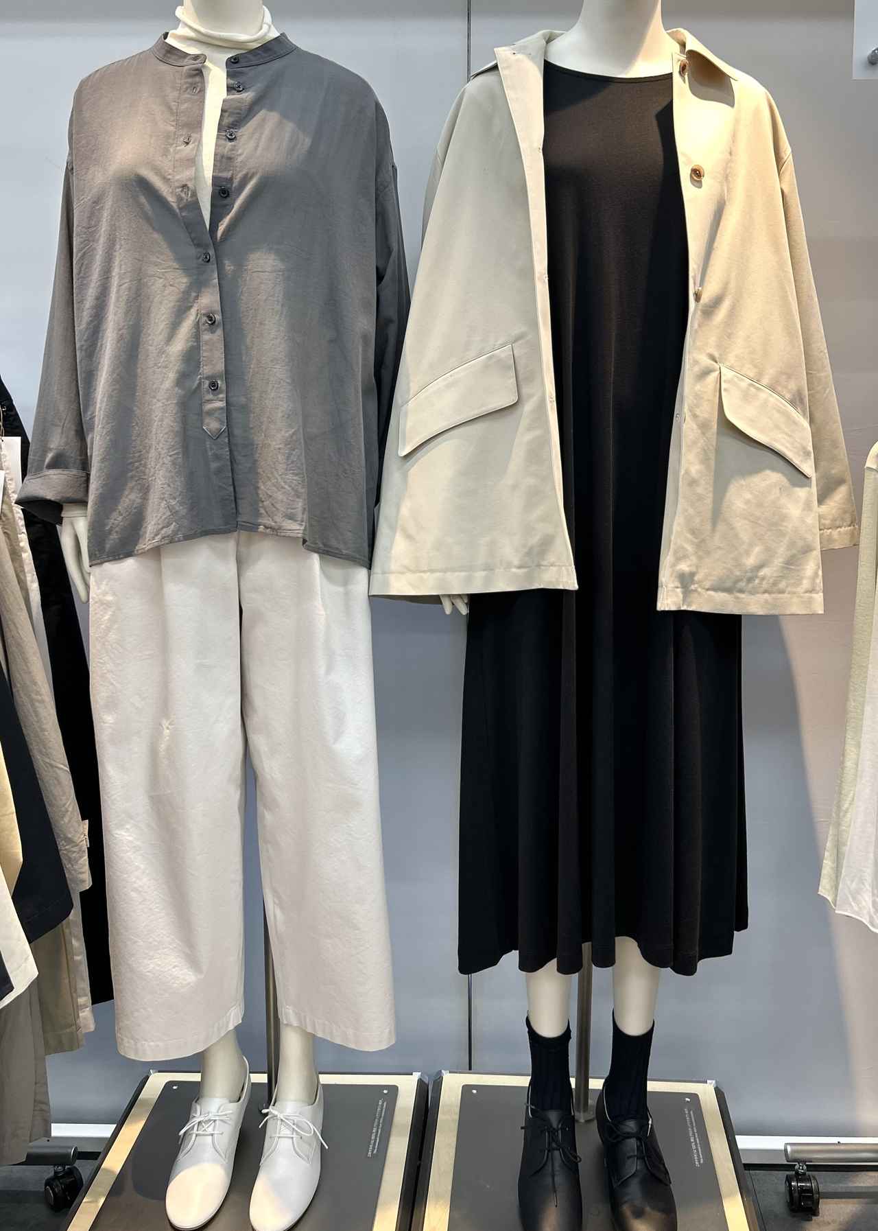 画像: 【無印良品】左：婦人 強撚 シアー長袖シャツ（3月中旬発売予定）¥3,990、婦人 なめらか天竺編みシアーハイネックセーター¥2,990、婦人 ムラ糸 チノタックワイドパンツ¥3,990 右：婦人 撥水 コットン混 ツイル ステンカラーハーフコート¥7,990、婦人 なめらか天竺編みクルーネック長袖ワンピース¥3,990 www.muji.com