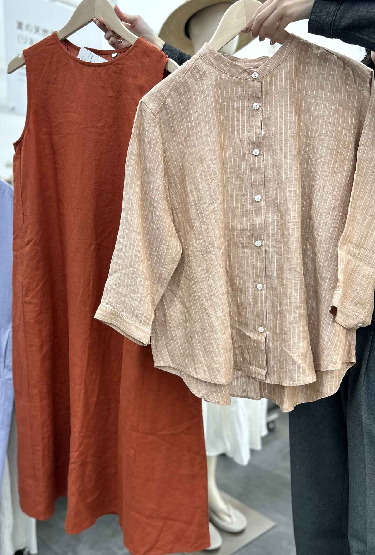 画像: 【無印良品】婦人 リネン 洗いざらし スリーブレスワンピース（2026年4月初旬発売予定）¥6,990、婦人 リネン　洗いざらし 七分袖ブラウス¥4,990 www.muji.com