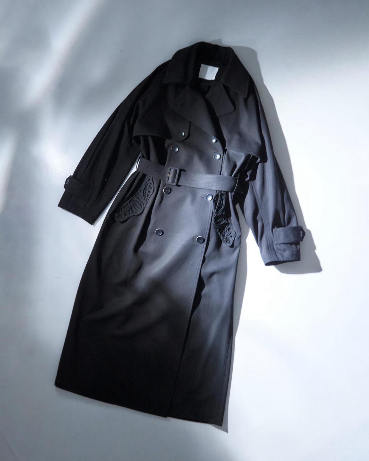 画像: 「Cording Embroidery Detailed Trench Coat」￥190,300 出典：STUDIOUS