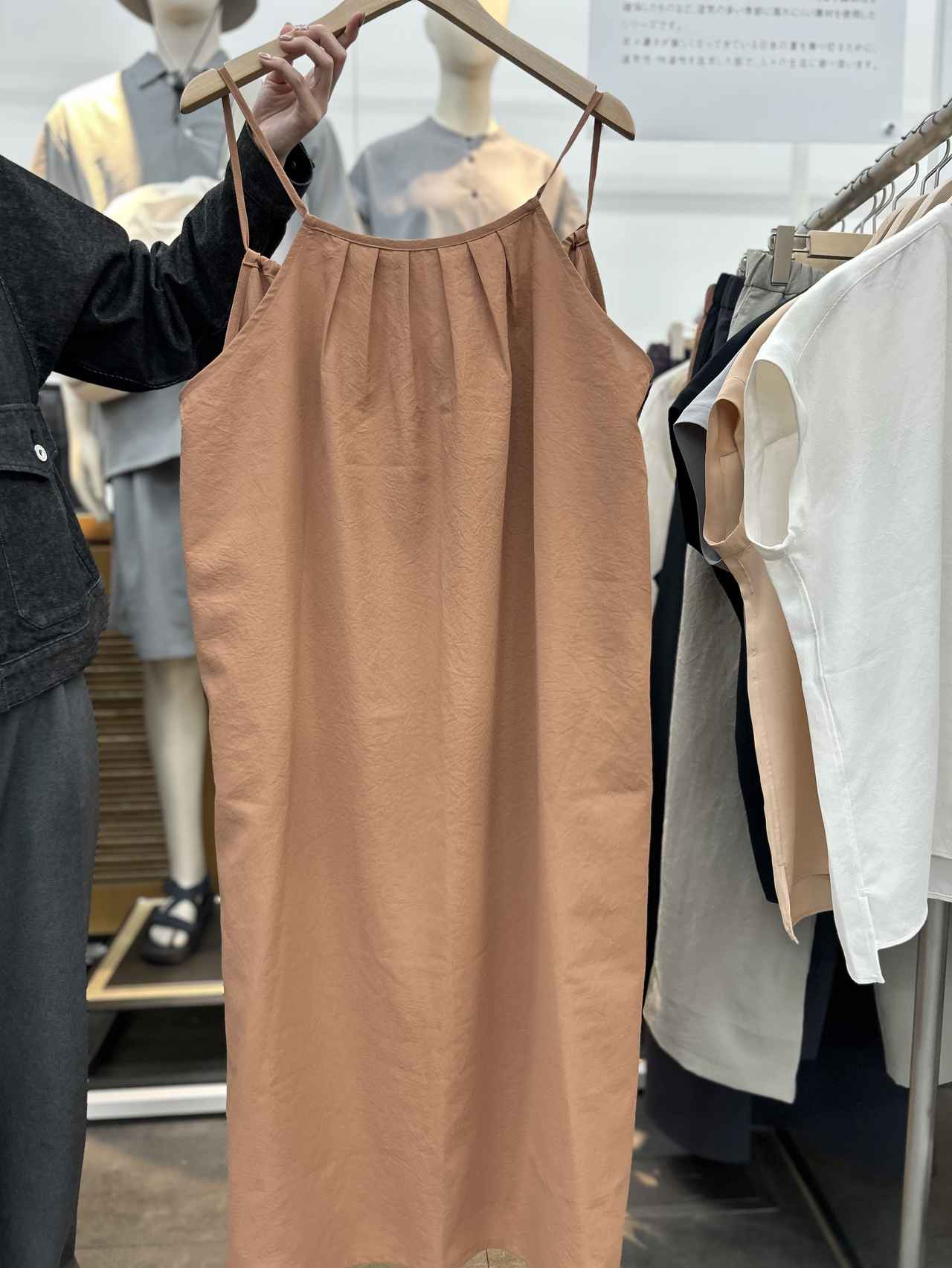 画像: 【無印良品】風を通す キャミソールワンピース（2026年4月中旬発売予定）¥5,990 www.muji.com