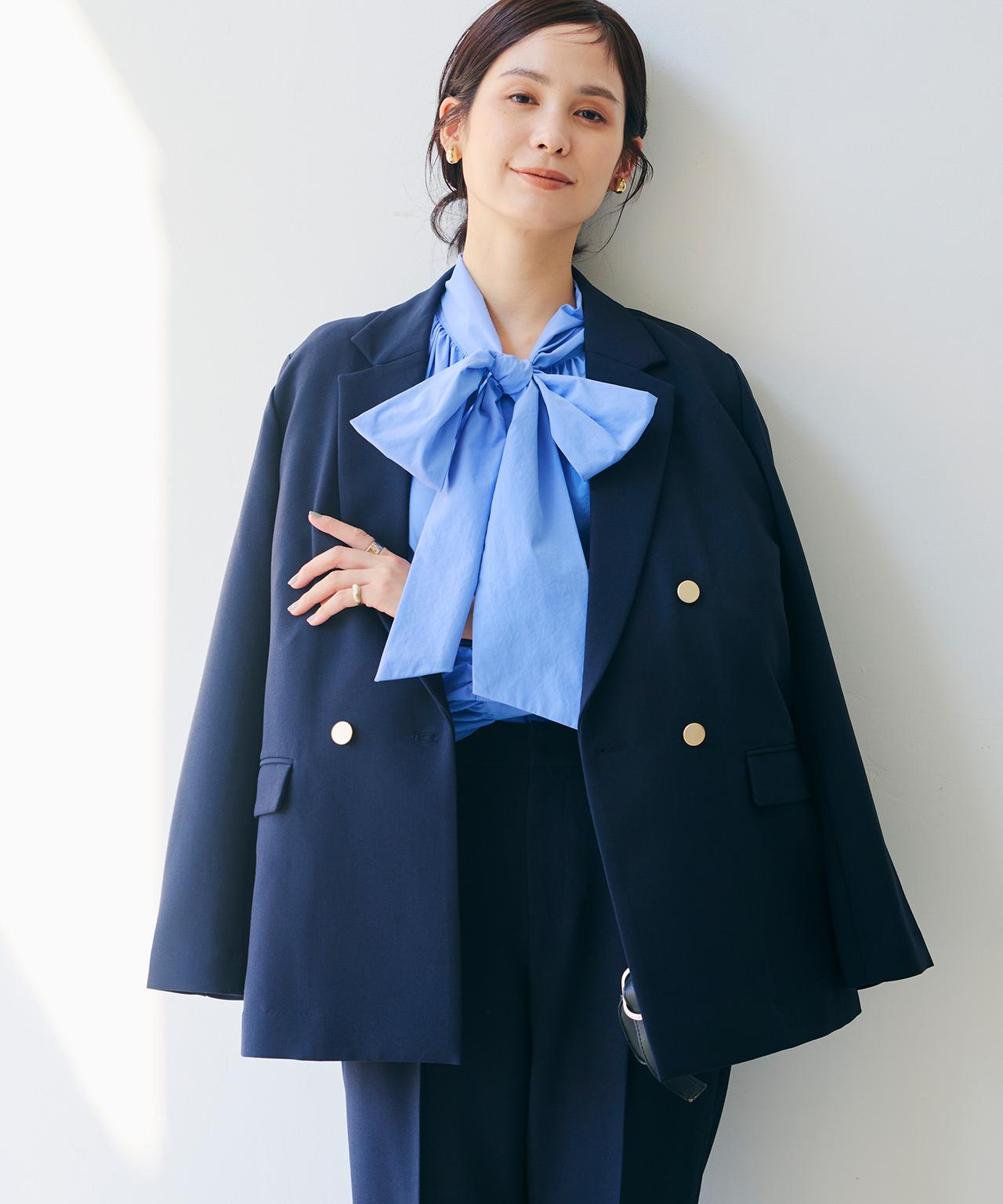 画像: 【クロス ファンクション】《洗える・シワになりにくい》正解 金釦ダブルテーラードジャケット¥6,930、《シワになりにくい》リボンボウタイボリュームシャツ¥3,980 www.crossplus.jp