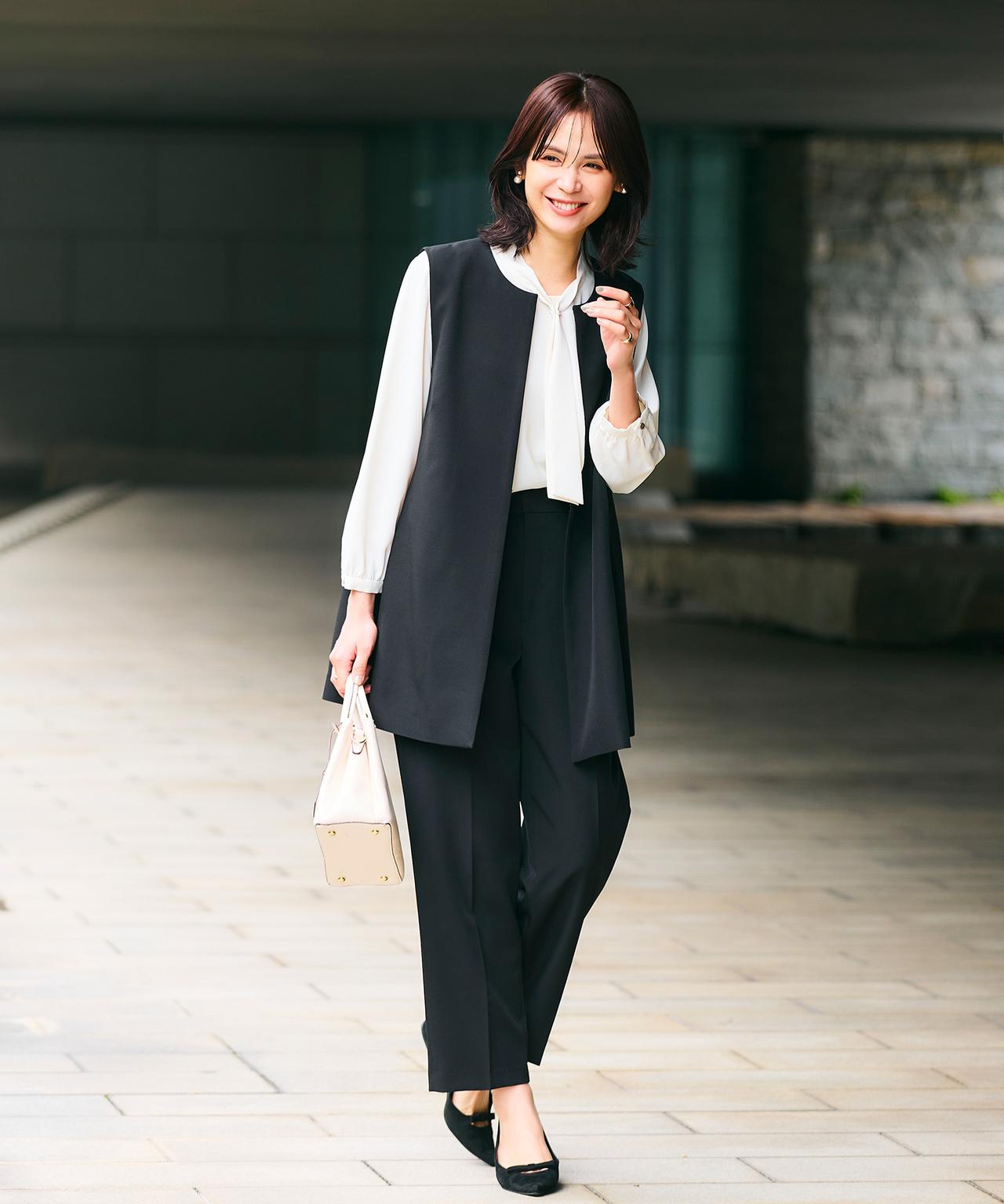 画像: 【クロス ファンクション】《洗える・シワになりにくい》2点セット 正解 ロングジレ & ワイドパンツ¥14,300　※単品価格《洗える・シワになりにくい》正解ロングジレ¥9,900、《洗える・シワになりにくい》正解ワイドパンツ¥6,930、《シワになりにくい》シルキーサテンパールボウタイブラウス¥3,960 www.crossplus.jp