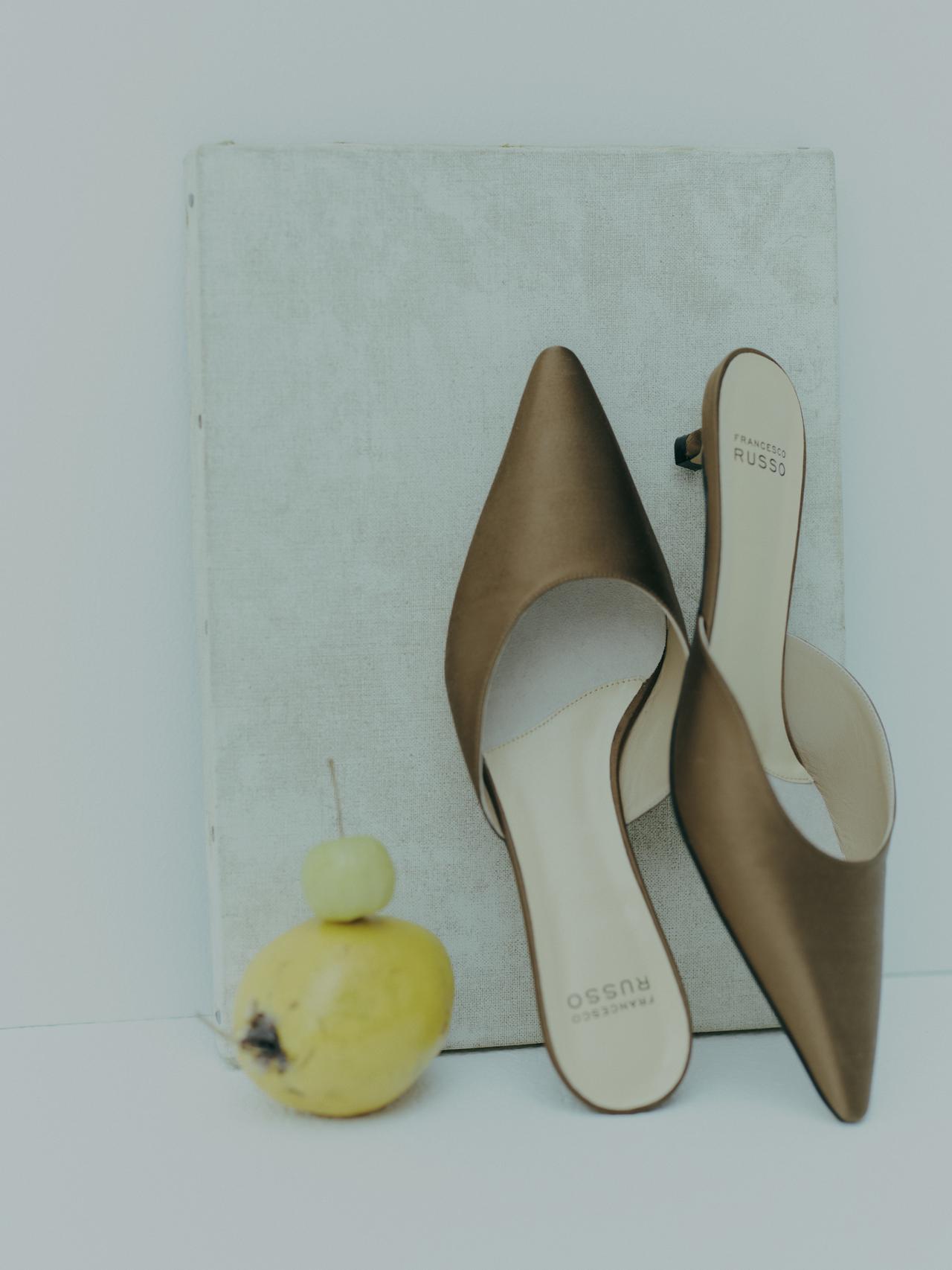 画像: 「サテンミュール」￥121,000 【フランチェスコ ルッソ】 出典：ロンハーマン