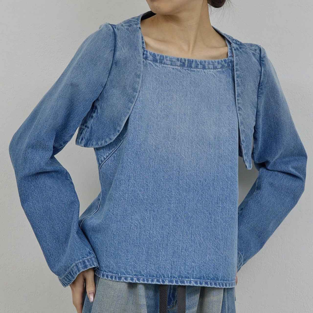 画像: 「デニムジャケットボレロ」￥39,600、「デニムキャミブラウス」￥29,700ともに【ピース】 出典：ガリャルダガランテ