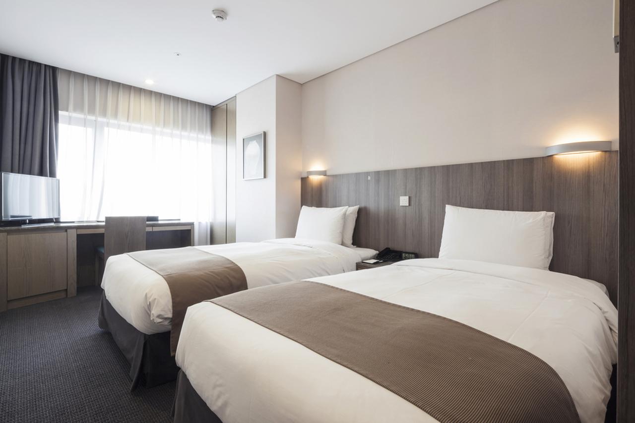 画像: ホテルのフロントで「部屋がタバコ臭い」と伝えたら →「これくらい、、、」スタッフの【驚きの返答】に唖然