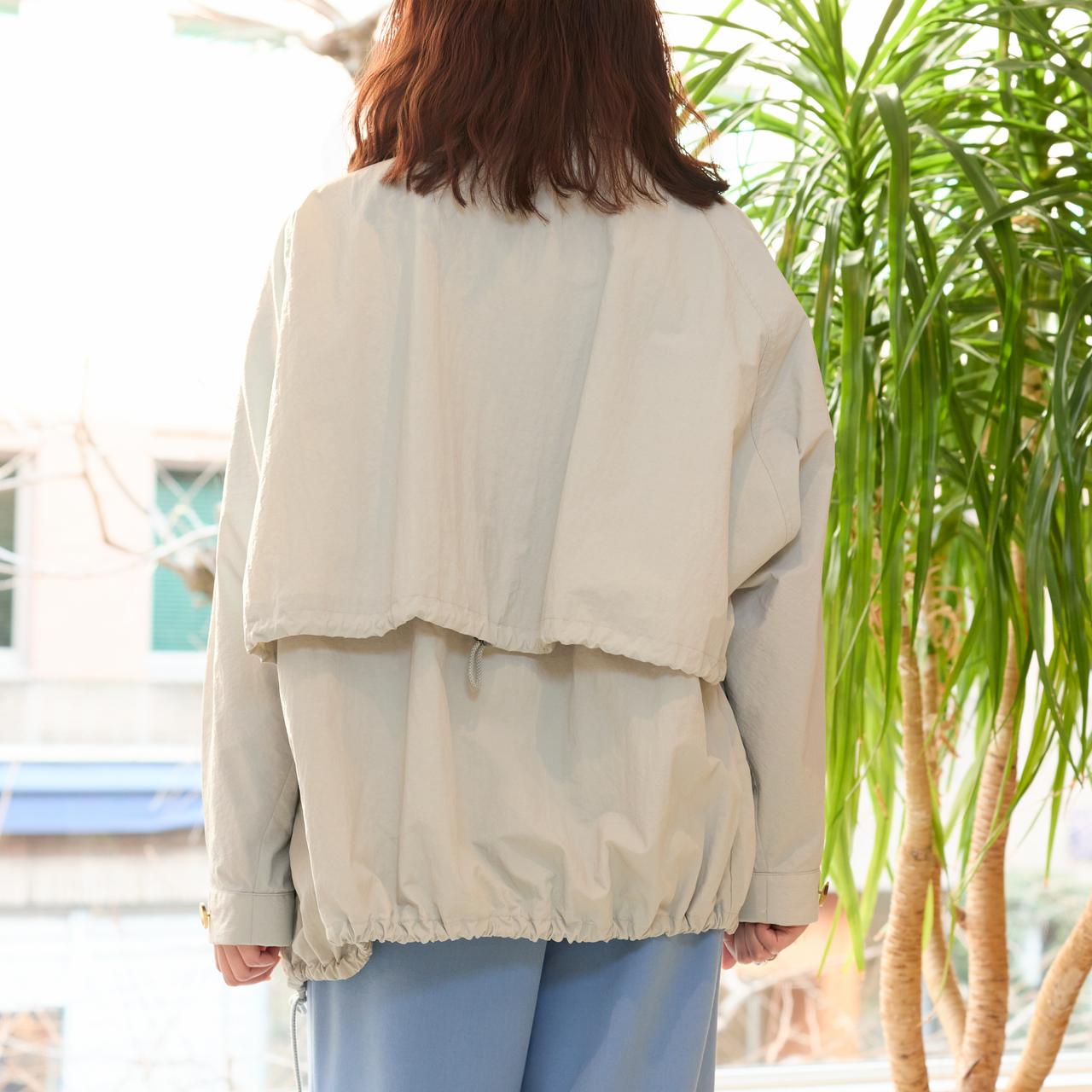 画像: （ナイロンジャケットで色を楽しむ）ペールトーン合わせに、赤リップのようにレッドを効かせて