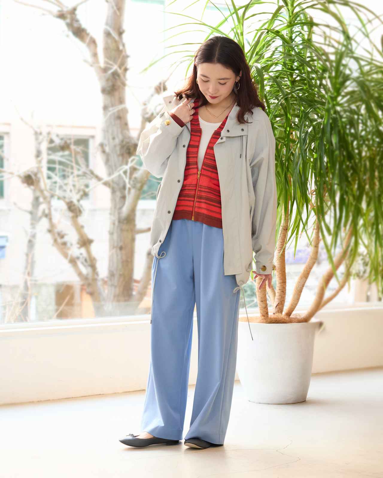 画像: ヴァシュモン×RHC ナイロンタッサーブルゾンジャケット¥72,600・アワワコール×RHC アメリカンスリーブタンクトップ(カップ付) ¥11,000・RHC ヴィンテージ ジップカーディガン ¥47,300・RHC ワイドイージーパンツ ¥28,600・レペット×RHC バレエシューズ ¥67,100・スピネリキルコリン リング ¥407,000 ronherman.jp