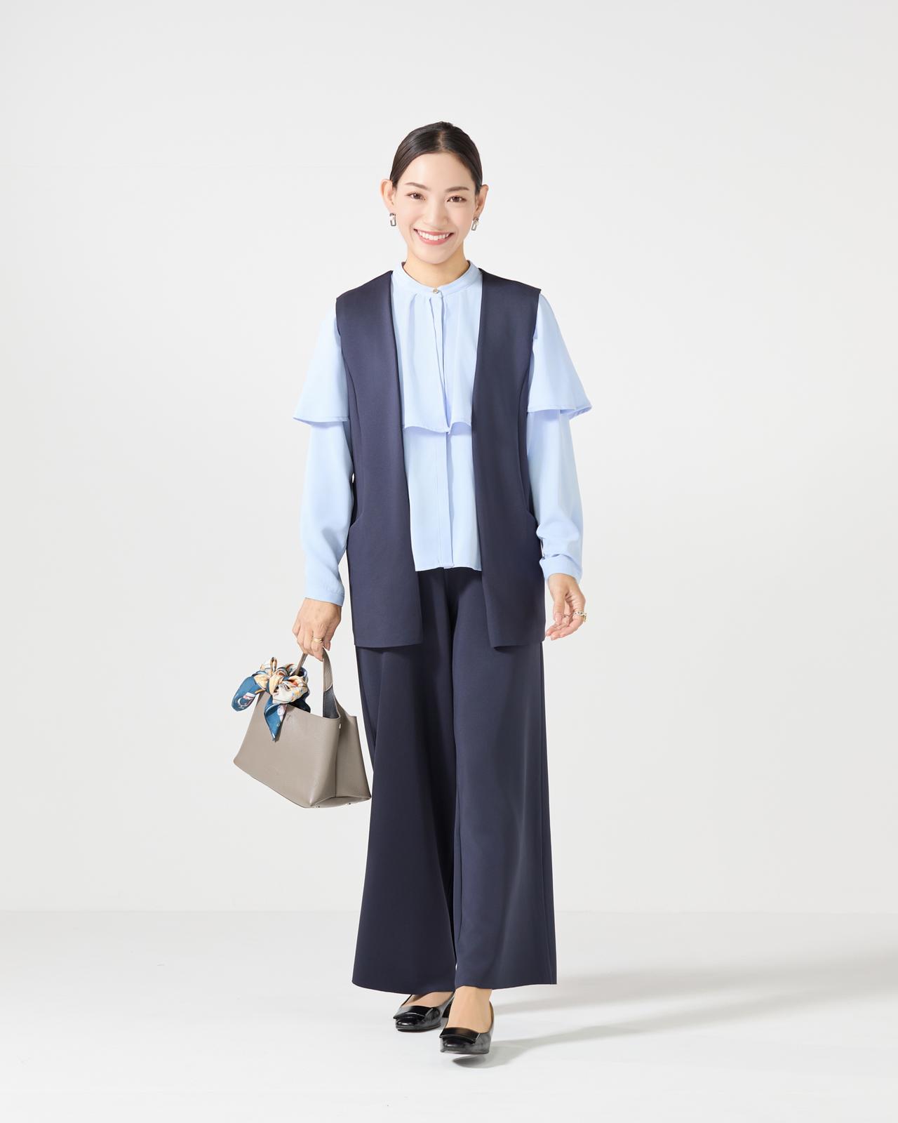 画像: ソフトストレッチミドルジレ　¥4,990／ケープ襟長袖ブラウス　¥3,990／ソフトストレッチセミワイドパンツ　¥3,990（レギュラー丈・ロング丈）