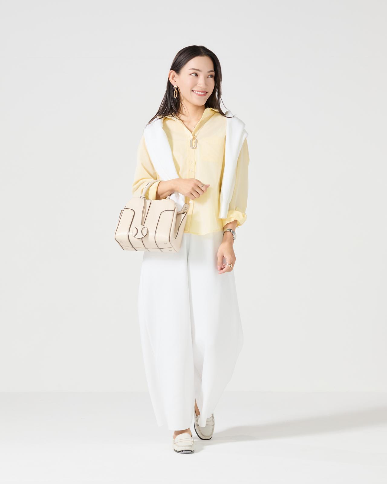 画像: 抗菌防臭カルゼシャツ　¥2,990／毛玉が出来にくいベーシックニット　¥2,990／ソフトストレッチセミワイドパンツ　¥3,990（レギュラー丈・ロング丈）／オーバルエポネックレス　¥999／べっ甲柄カラーピアス　¥999