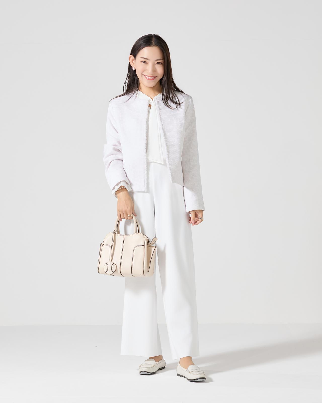 画像: ツイードジャケット　¥7,990／ボータイプルオーバーブラウス　¥2,392／ソフトストレッチセミワイドパンツ　¥3,990（レギュラー丈・ロング丈）／パール調ピアス　¥799