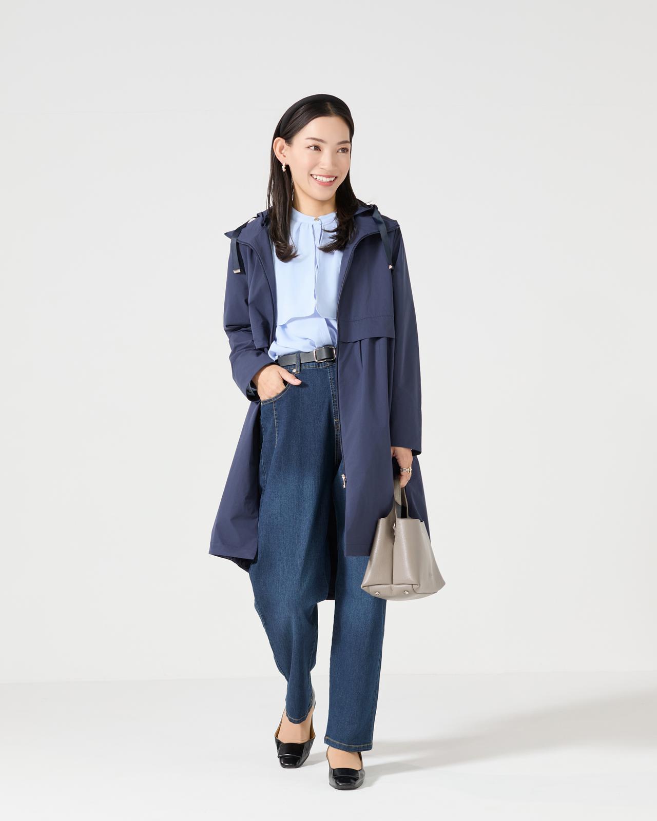 画像: 花粉がつきにくいはっ水UVカットストレッチ軽量コート　¥5,990／ケープ襟長袖ブラウス　¥3,990／ソフトカーブシルエットストレッチデニム　¥2,394／ピンなしベルト　¥2,241