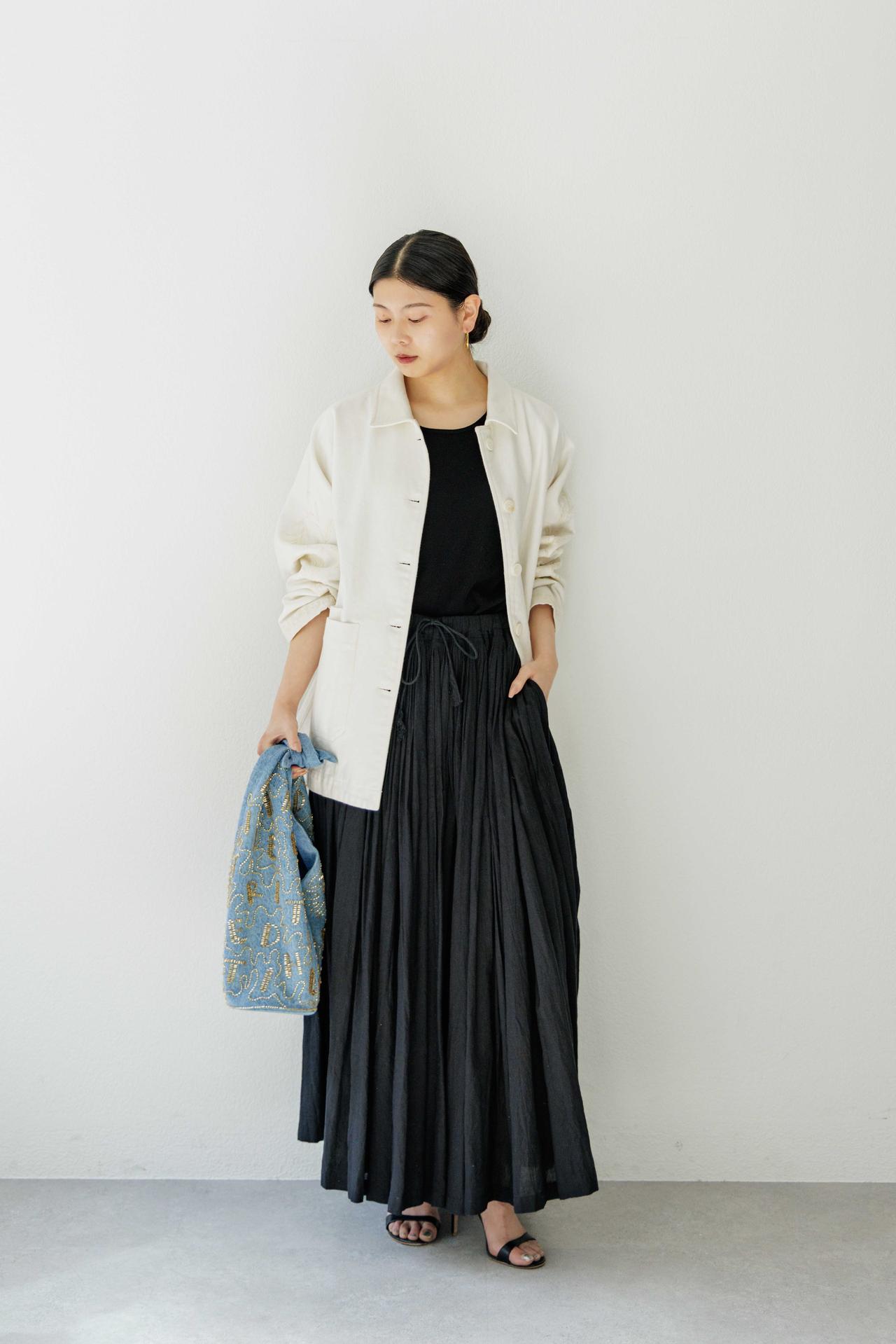 画像: ジャケット￥50,600＜3月5日納期予定＞・ギャザースカート￥26,400＜3月5日納期予定＞・バッグ￥16,500＜3月中旬納期予定＞（ドゥリティエ） www.palcloset.jp