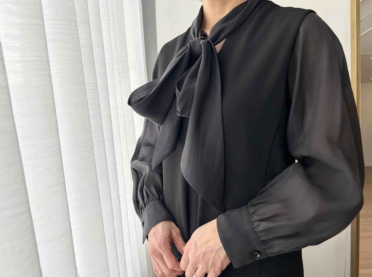 画像: 【プラステ】ジョーゼットジャージージャンパーワンピース（Lサイズ着用）¥15,000、シアーボウタイブラウス¥（Mサイズ着用）¥8,990 www.plst.com