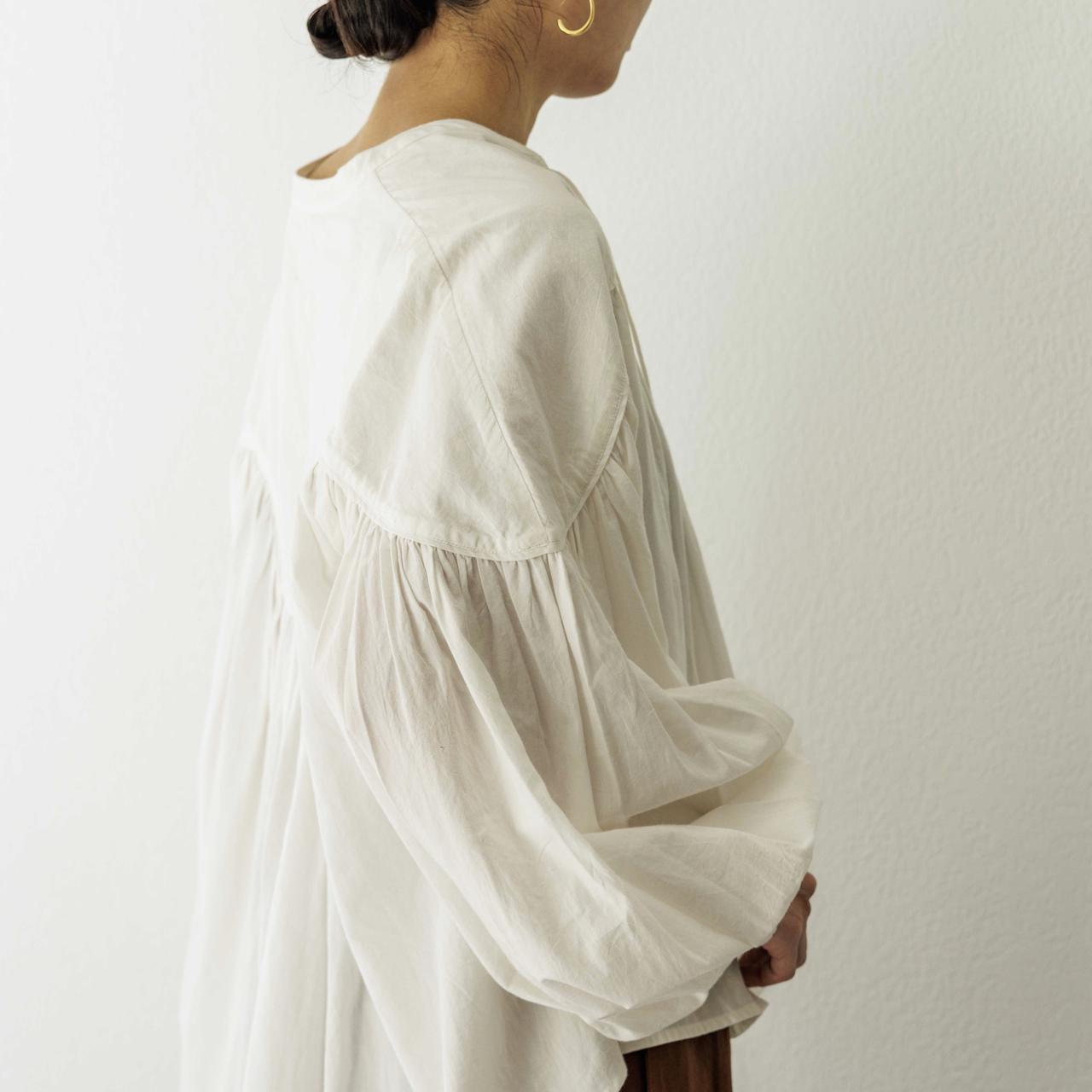 画像1: トレンド感のある濃いめのブラウンカラーを効かせたエスニックコーデ