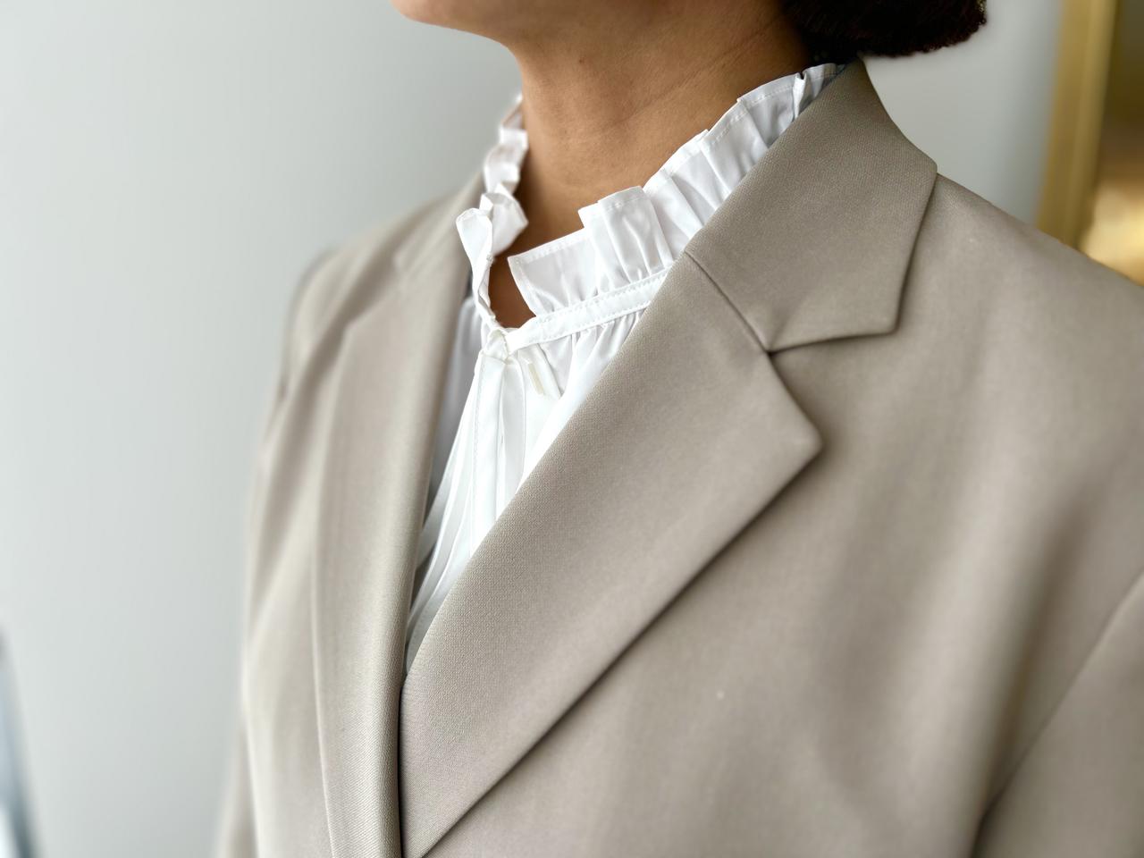 画像: 【プラステ】トリアセブレンドダブルジャケット（Lサイズ着用）¥23,000、タイプライターフリルブラウス（Mサイズ着用）¥9,990 www.plst.com