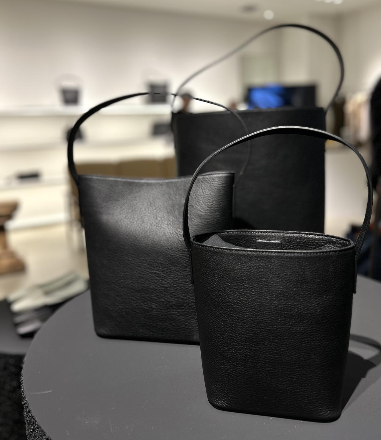 画像: 【ミズイロインド】手前から：ワンハンドルトートバッグ S［縦20×横15.5×マチ9.5㎝］¥39,600、ワンハンドルトートバッグM［縦27×横21×マチ12㎝］¥49,500、ワンハンドルトートバッグ L［縦37.5×横30×マチ14㎝］¥59,950 mizuiroind.jp