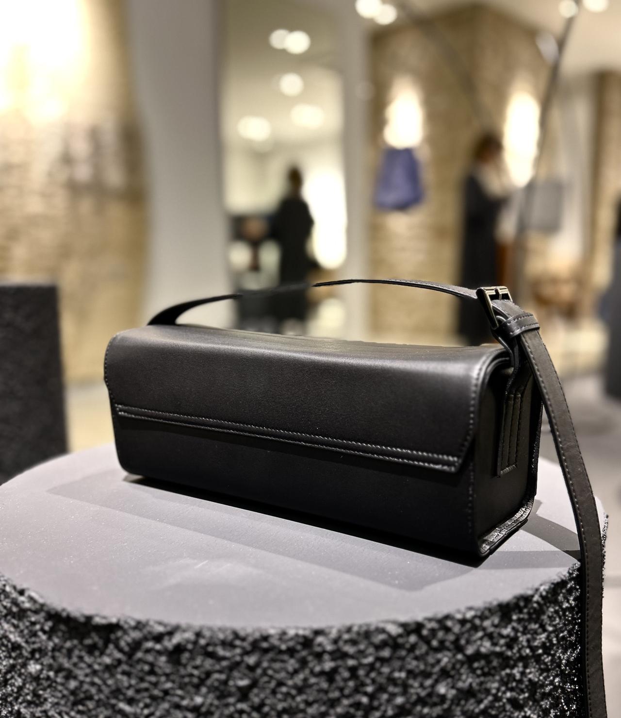 画像: 【ミズイロインド】スクエアショルダーバッグ［縦11×横29×マチ11㎝］¥63,800 mizuiroind.jp