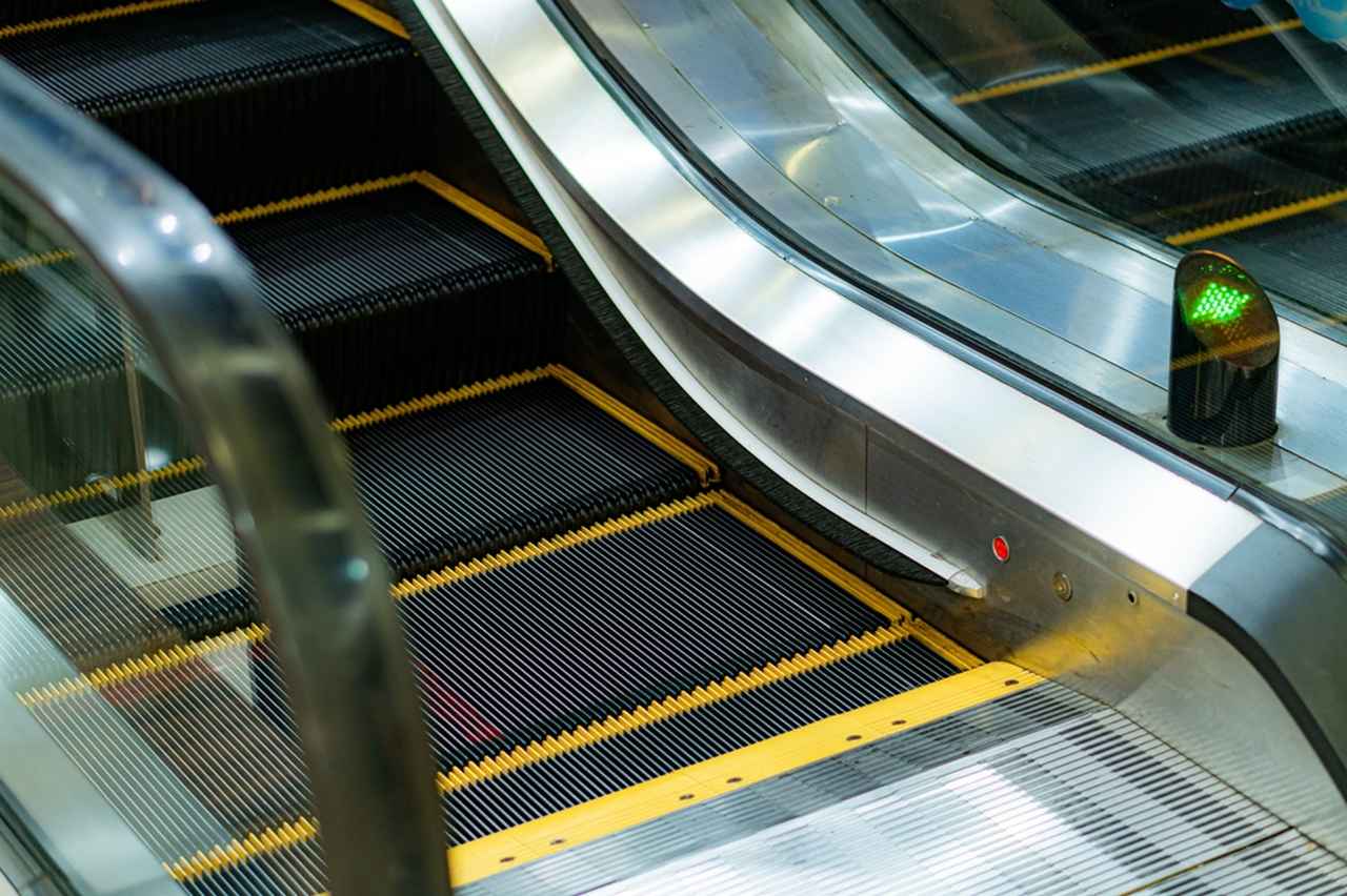 画像: 「うわっ、危ない！」エスカレーターで降り口まで来た瞬間 → 前にいた『マダムの行動』にヒヤリ