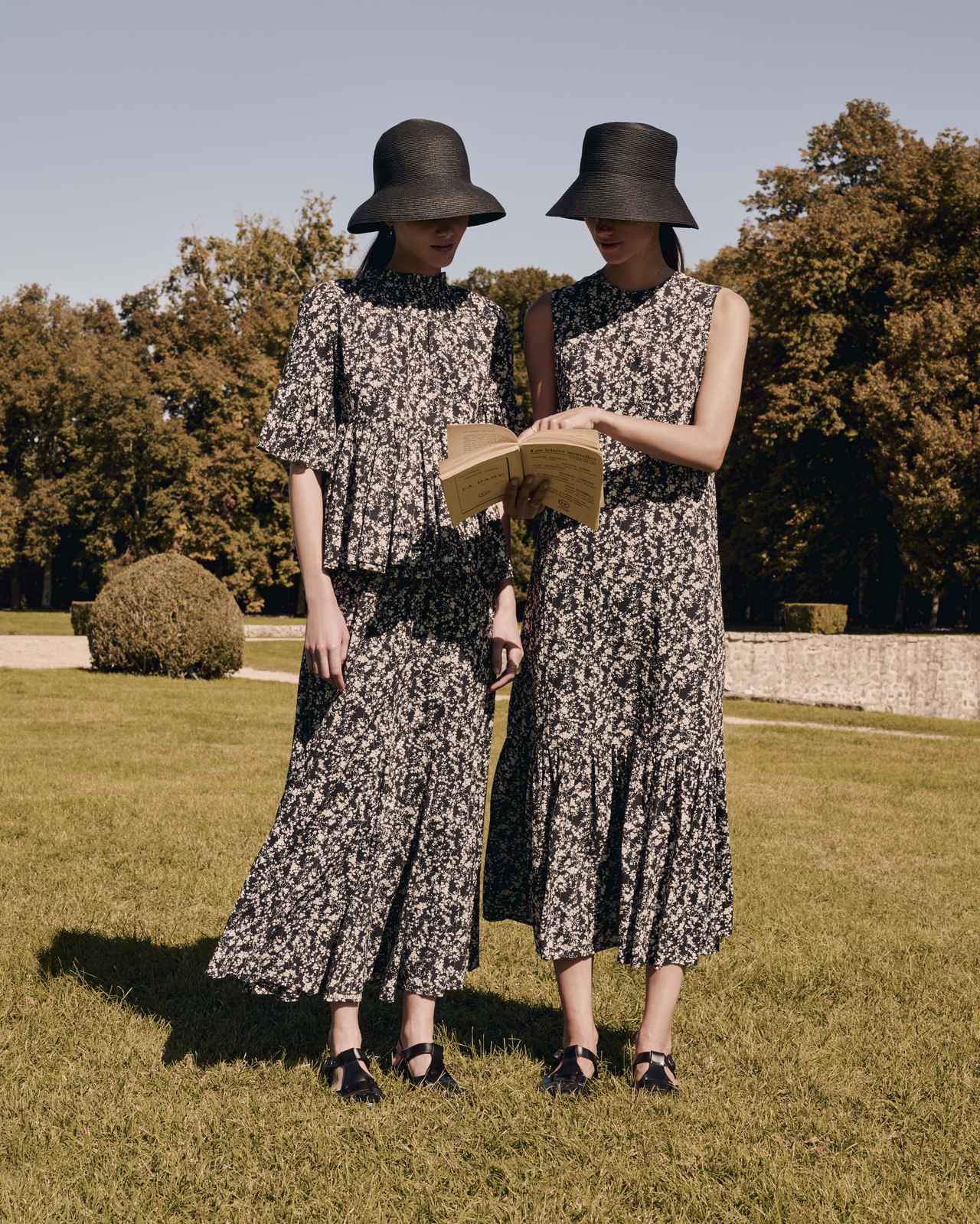 画像: 【MARIHA】左：ブラウス¥36,300、スカート¥39,600、ハット¥27,500　右：ワンピース¥38,500、ハット¥30,800 mariha.jp