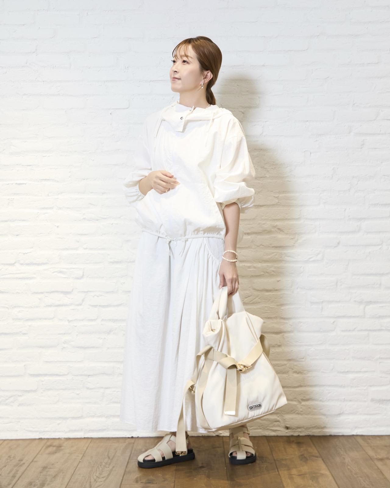 画像: UVカットエアリーブルゾン￥20,900・UVカットギャザースカート￥15,400・”OUTDOOR”のビッグトート（WEB限定販売）￥9,680・"PLAKTON"のグルカサンダル￥17,600（バンヤードストーム） www.dot-st.com