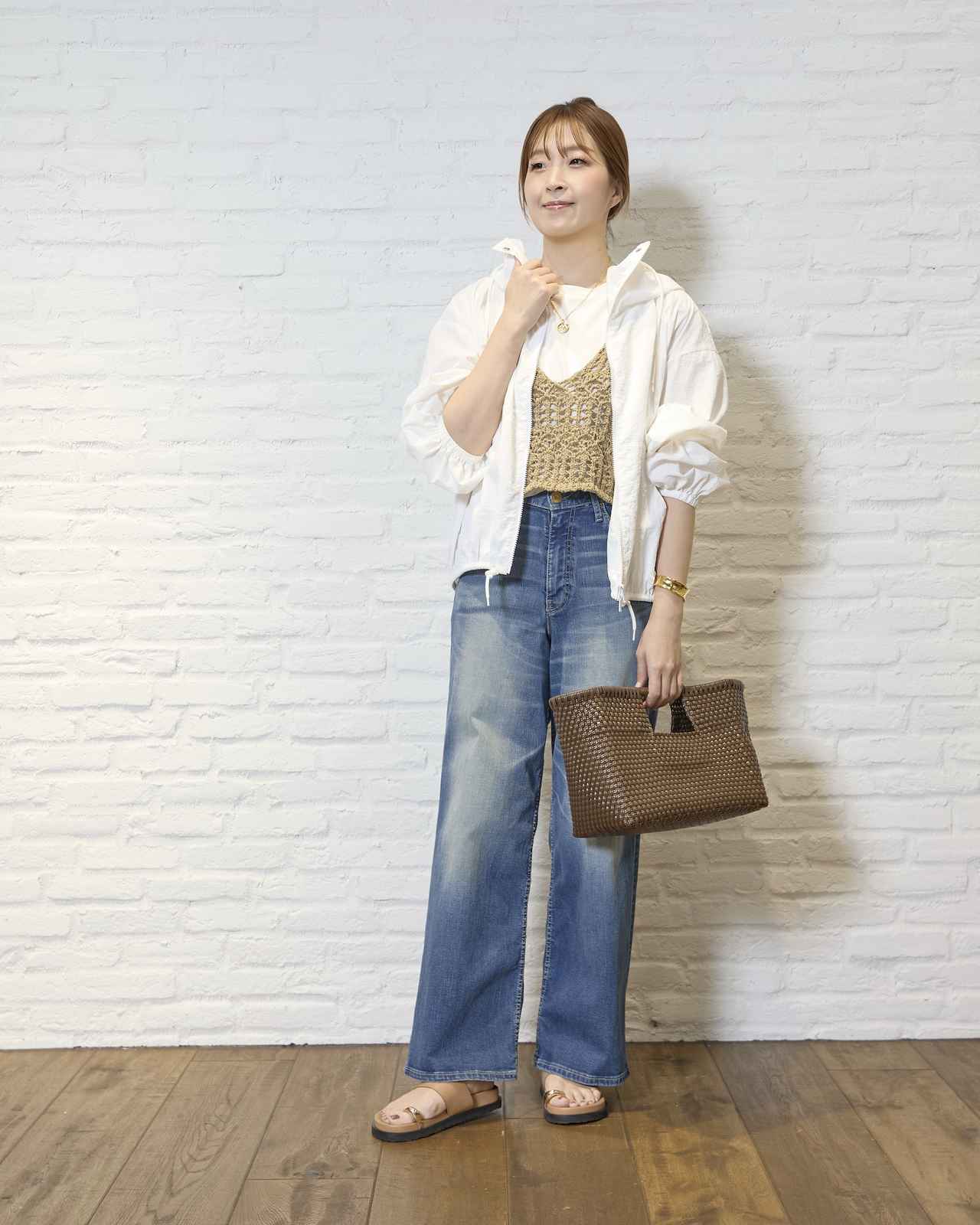 画像: UVカットエアリーブルゾン￥20,900・2WAY透かし編みキャミソールニット￥14,300・GIZAコットンノースリプルオーバー￥8,250・”SURT"のルーズシルエットデニム￥26,400・"VELETTO"のメルカドBAG￥15,400・"メルトン"のトングレザーサンダル￥19,800 www.dot-st.com