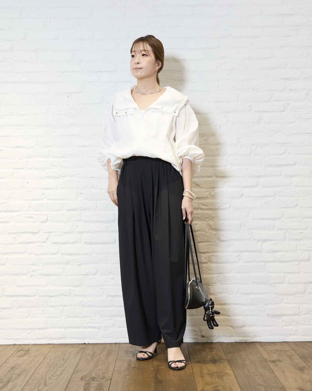 画像: UVカットエアリーブルゾン￥20,900・撥水タックパンツ￥15,400・"ADDCULUMN"のボストンS￥18,700・Mr.Mベアチャーム￥4,400・クロスストラップミュール￥17,600 www.dot-st.com