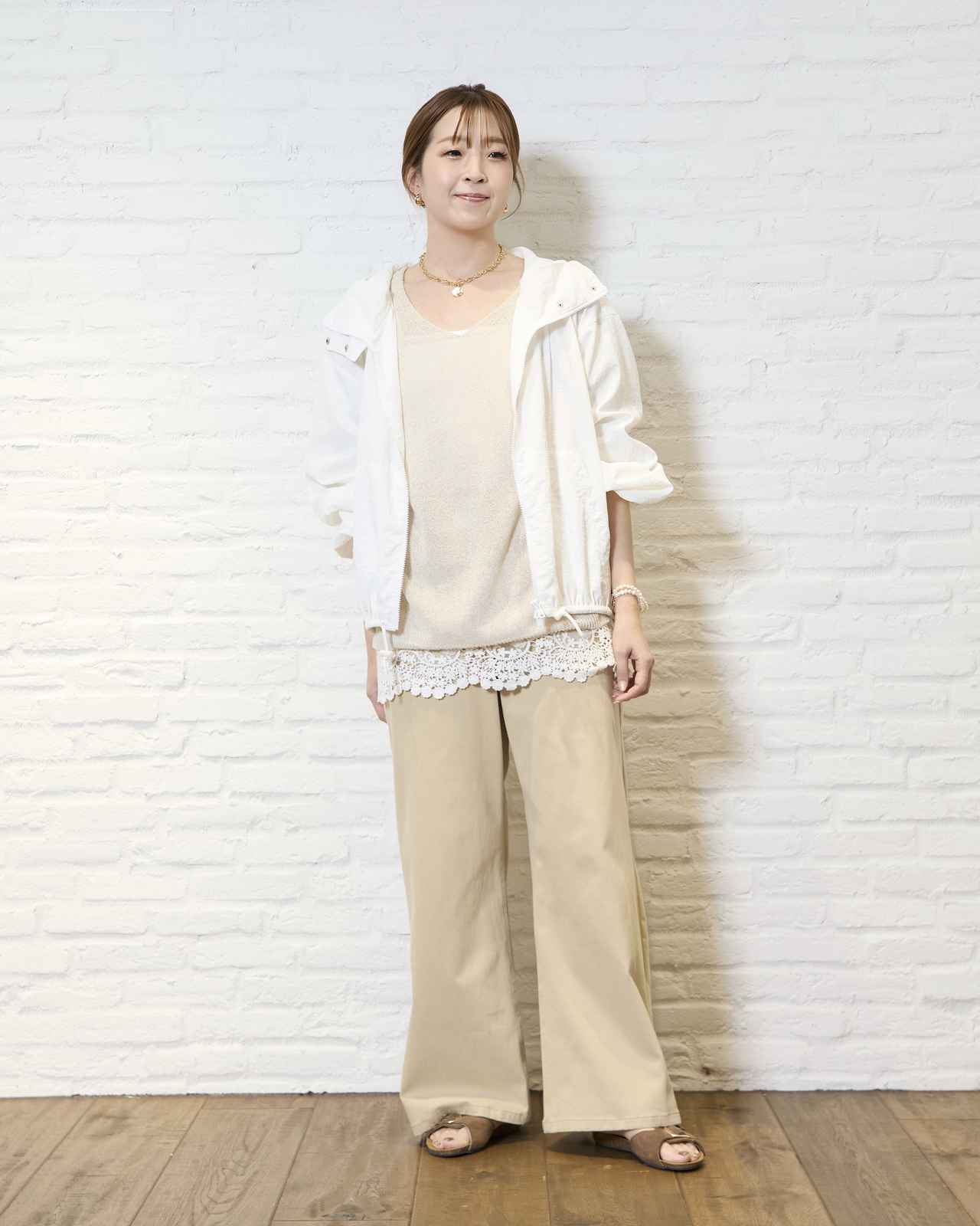 画像: UVカットエアリーブルゾン￥20,900・中に着た2WAYライトペーパーニット￥15,960・レースシアーキャミソール￥9,350・NEWカットワイドデニム￥14,850・”PLAKTON”のフリンジサンダル￥12,980 www.dot-st.com