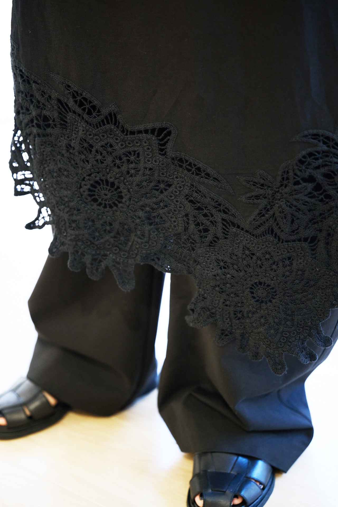 画像: 【H&M EDITION】キャミソールドレス¥12,999、パンツ¥4,999 www2.hm.com