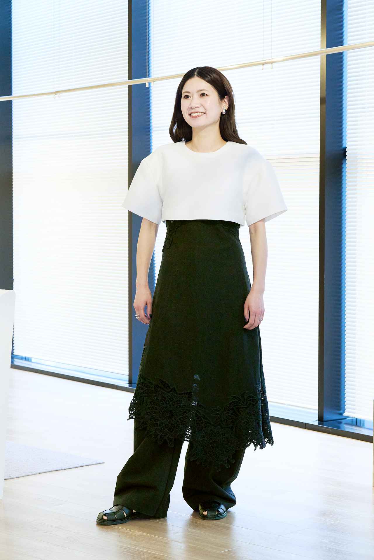 画像: 【H&M EDITION】クロップドトップス¥5,499、中に着たキャミソールドレス¥12,999、パンツ¥4,999 www2.hm.com