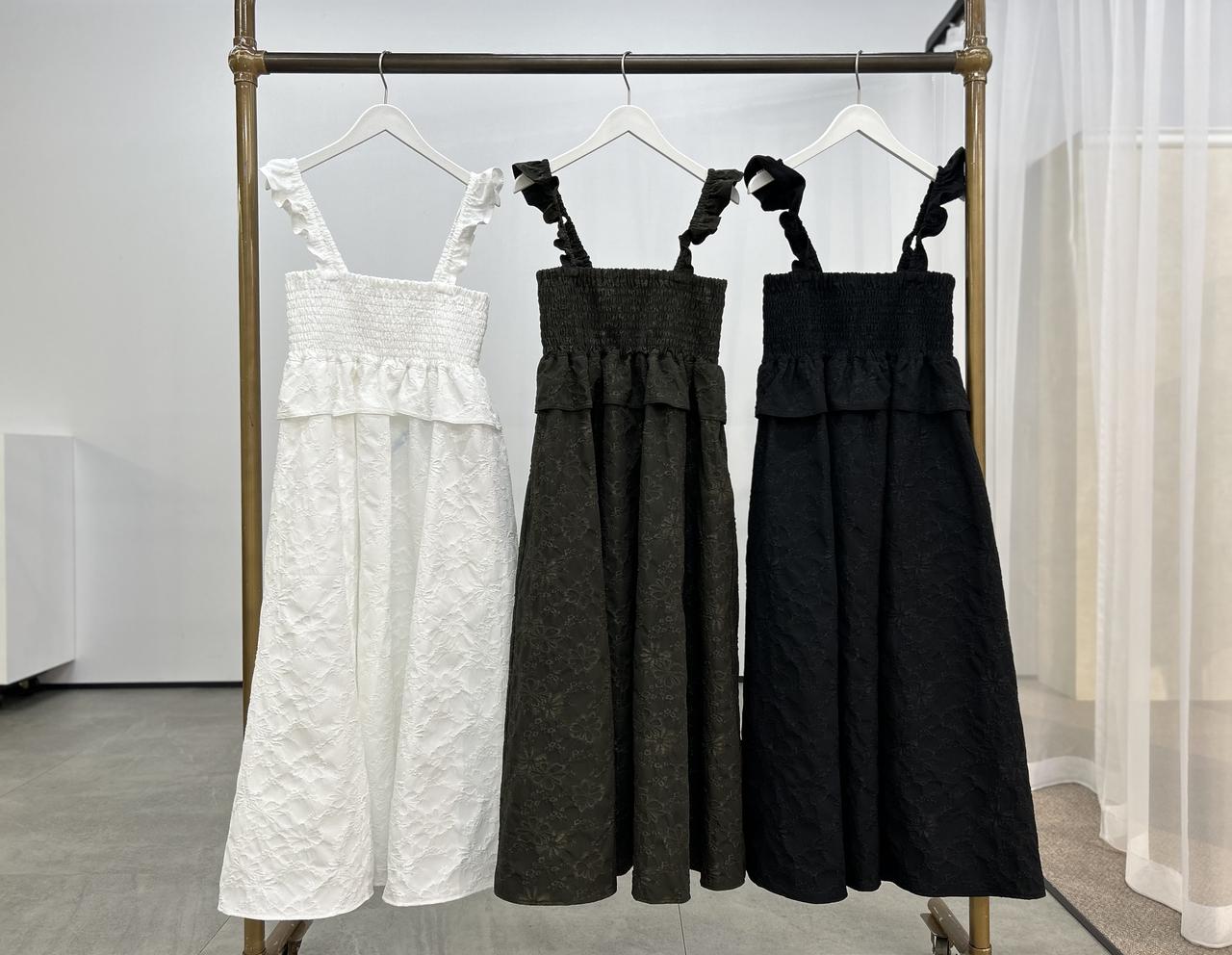 画像1: 【GU×rokh】スモッキングワンピース by rokh 各¥4,990 www.gu-global.com