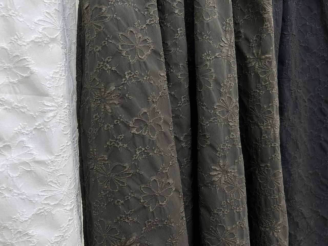 画像2: 【GU×rokh】スモッキングワンピース by rokh 各¥4,990 www.gu-global.com