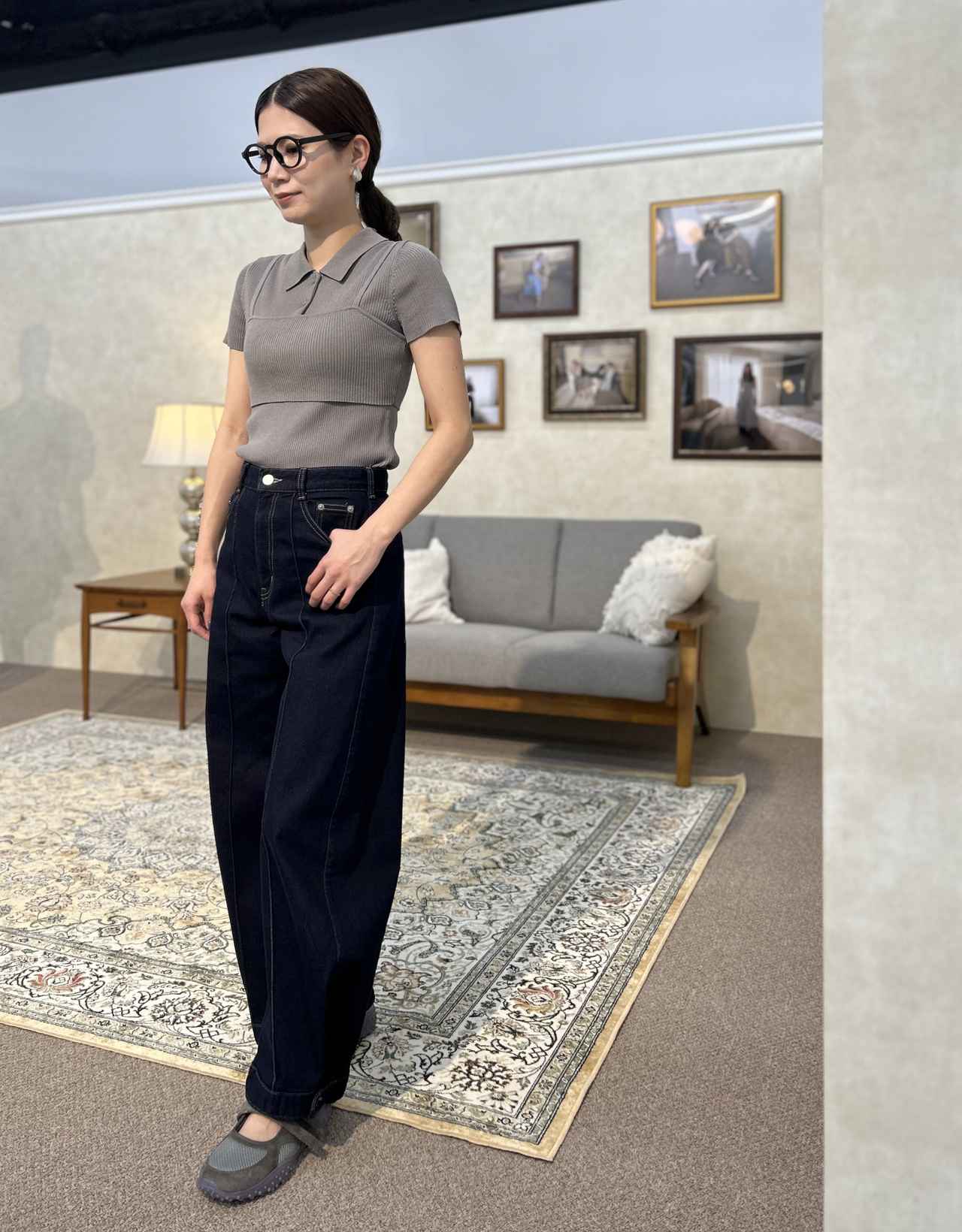 画像: 【GU×rokh】2ピースリブニットポロシャツ(半袖) by rokh（Mサイズ着用） ¥2,990、バルーンパンツ by rokh（Sサイズ着用） ¥3,990、ダブルストラップバレエスニーカー by rokh ¥2,990 www.gu-global.com