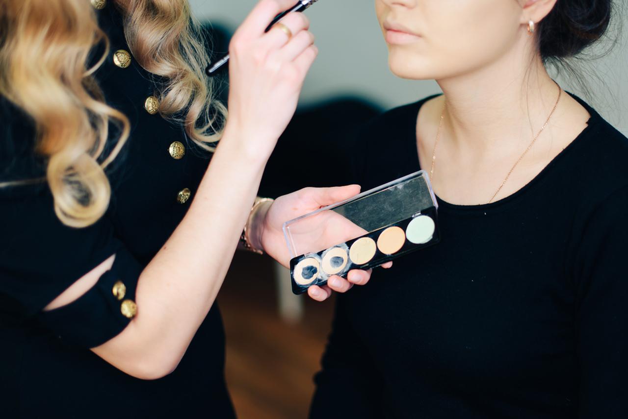 画像: デパコスの美容部員「私は手が空いておりませんので」10分待って鼻で笑われた私が、反撃した話