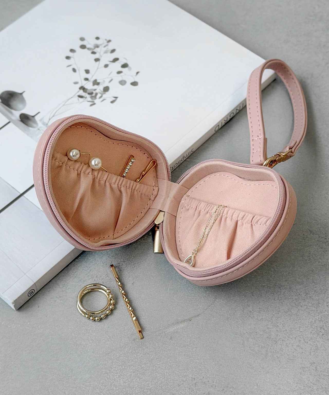 画像1: 出典：3COINS