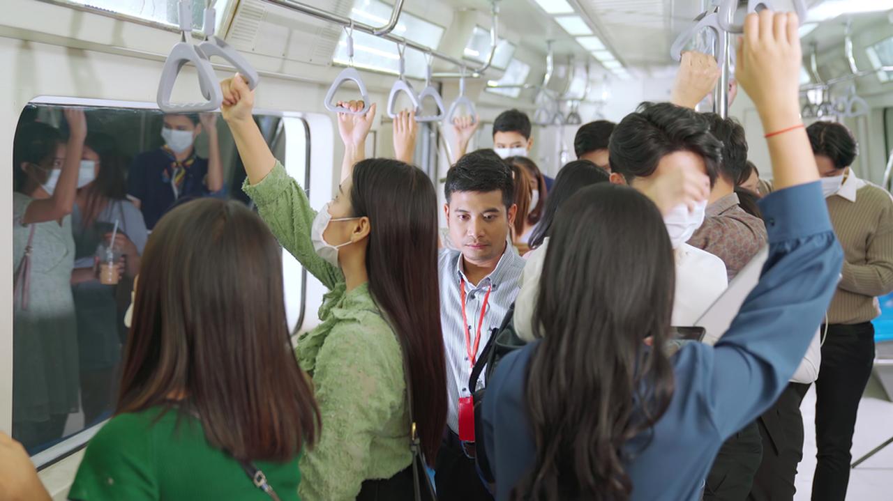 画像: 満員電車で「押してんじゃねえよ！」恐怖で凍り付く乗客。その時、私は震えるほど緊張しながら、、、