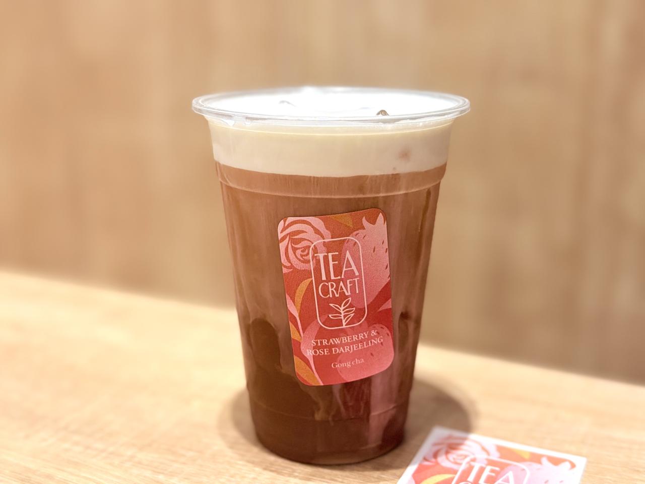 画像: ストロベリー&ローズ ダージリン ミルフォティー（ICED M ¥430・税込）