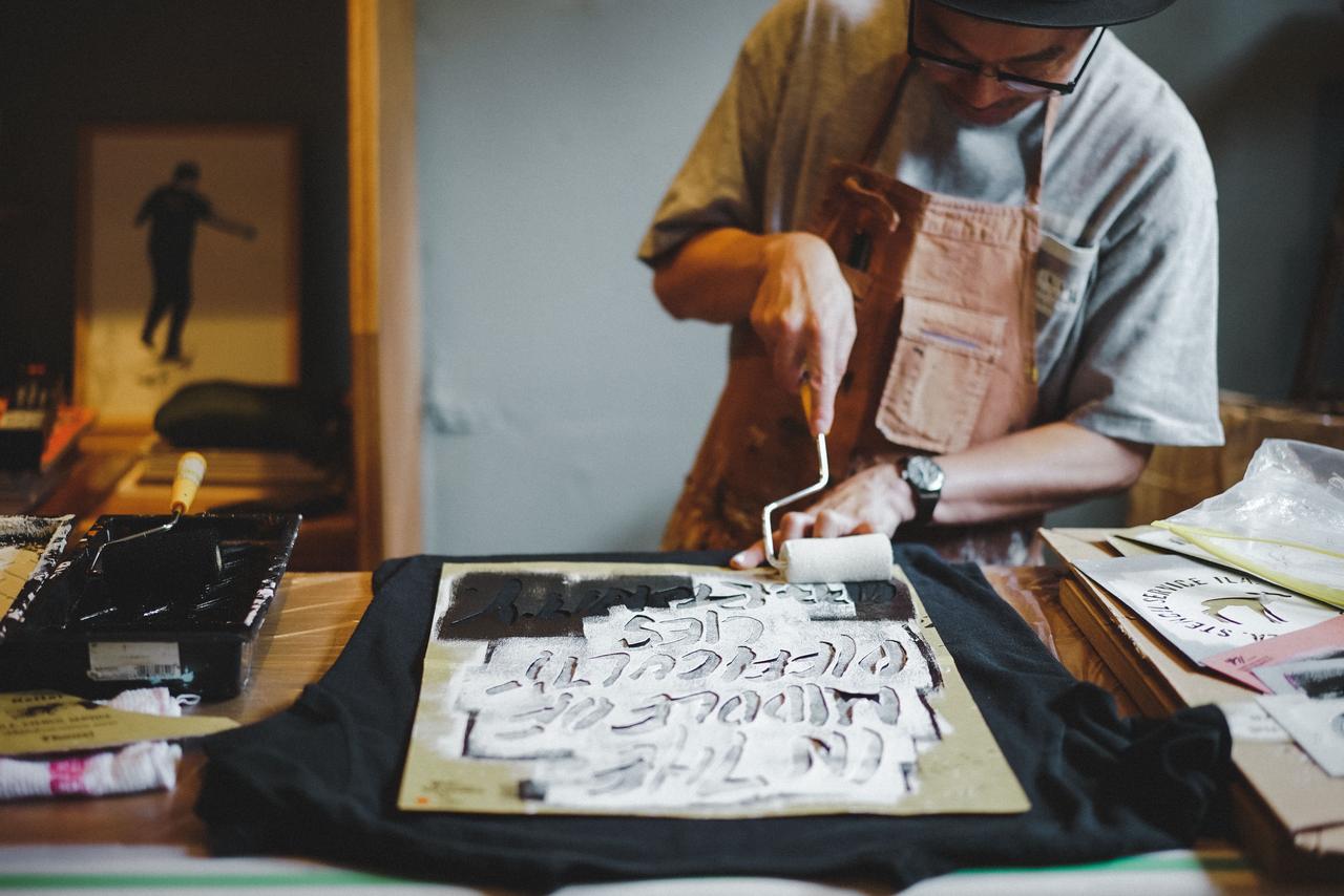 画像: ステンシルアーティスト・守矢努氏 出典：ステート オブ エスケープ