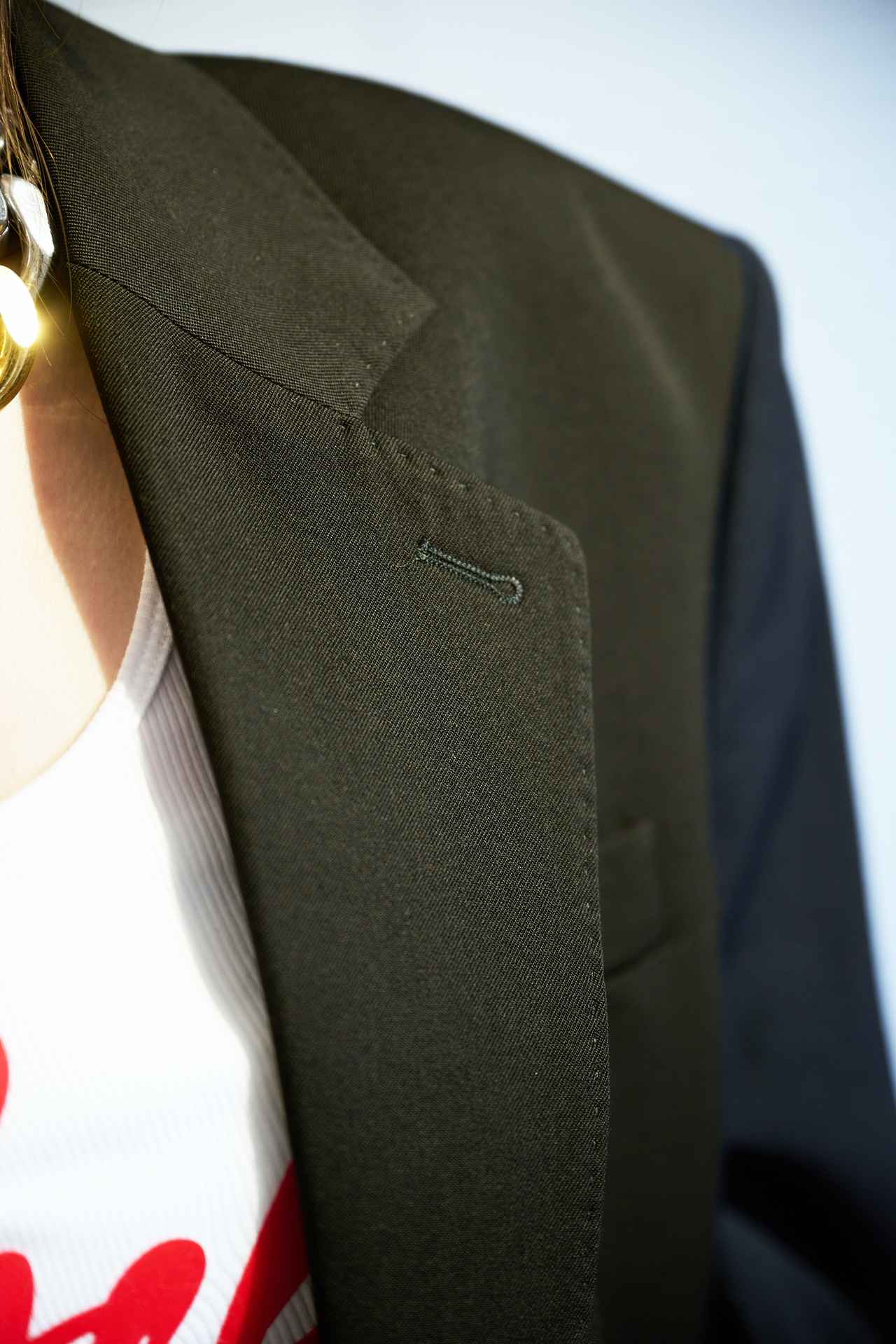 画像1: 【ステラ マッカートニー×H&M】コレクション ジャケット¥29,999、ボディスーツ¥3,999、ネックレス¥9,999 www2.hm.com