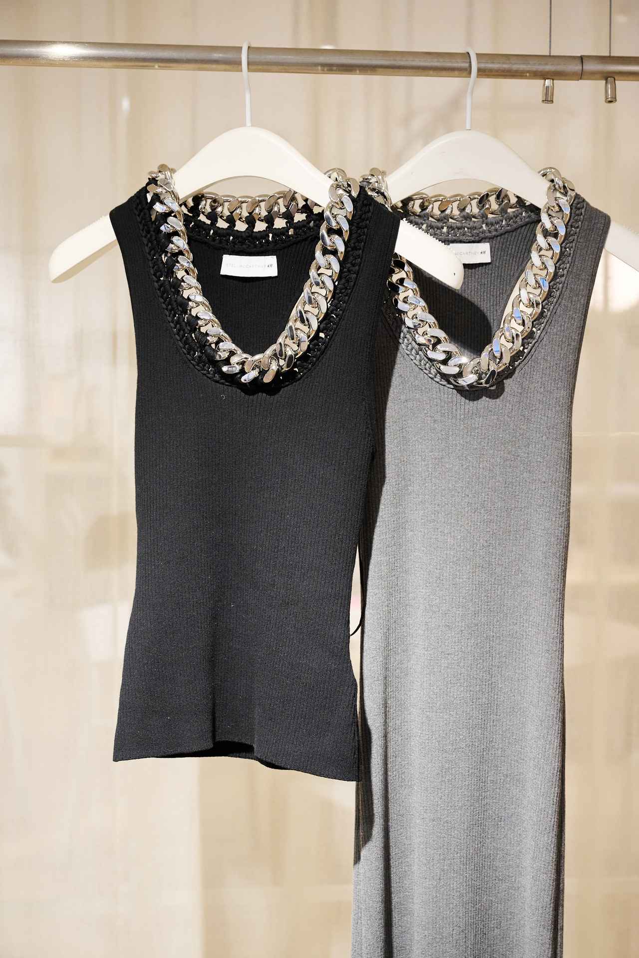 画像: 【ステラ マッカートニー×H&M】コレクション　左：ノースリーブトップス¥16,999、右：ワンピース¥24,999 www2.hm.com