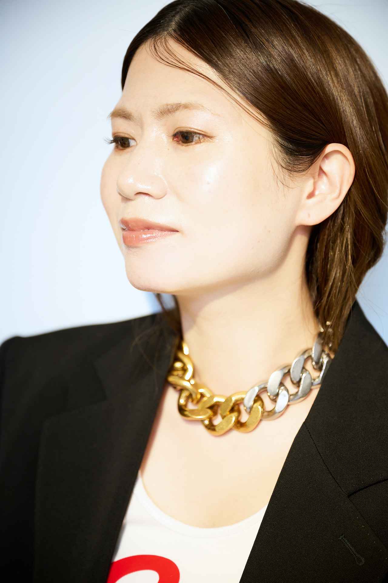 画像2: 【ステラ マッカートニー×H&M】コレクション ジャケット¥29,999、ボディスーツ¥3,999、ネックレス¥9,999 www2.hm.com