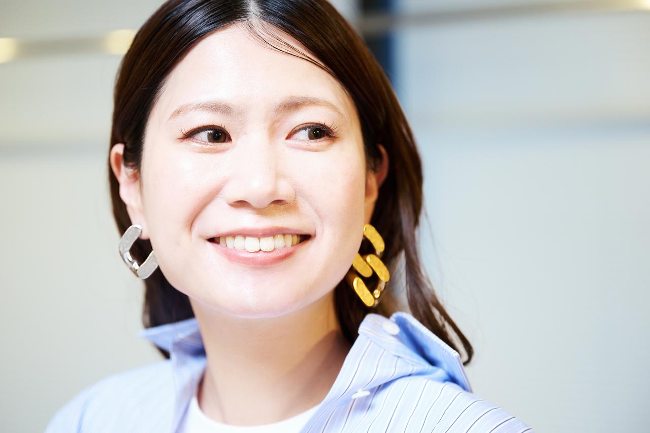 画像: 【ステラ マッカートニー×H&M】コレクション シャツ¥9,999、Tシャツ¥4,999、ピアス¥7,999 www2.hm.com